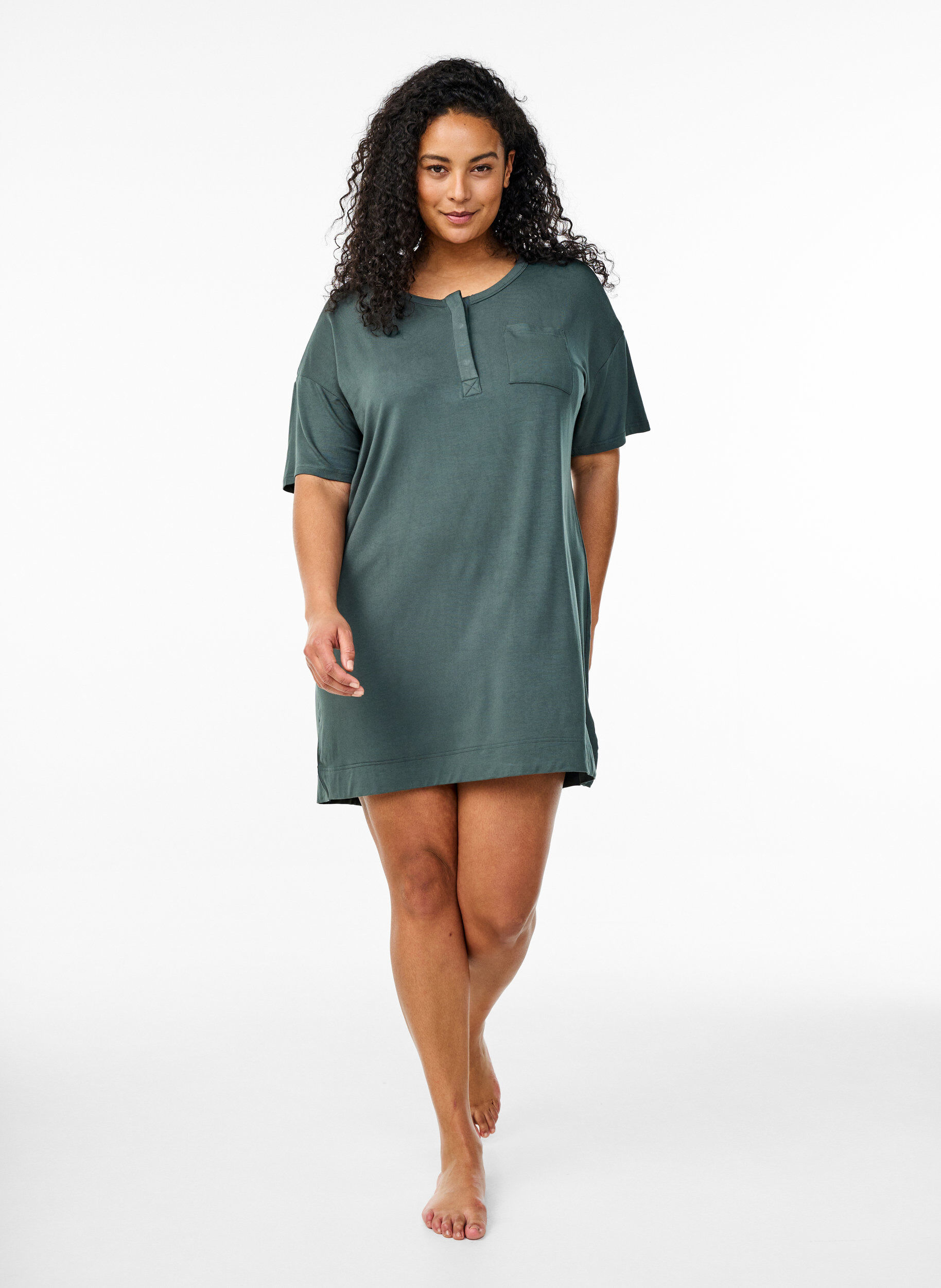 Zizzi Chemise de nuit manches courtes en viscose, Urban Chic, Model image number 2