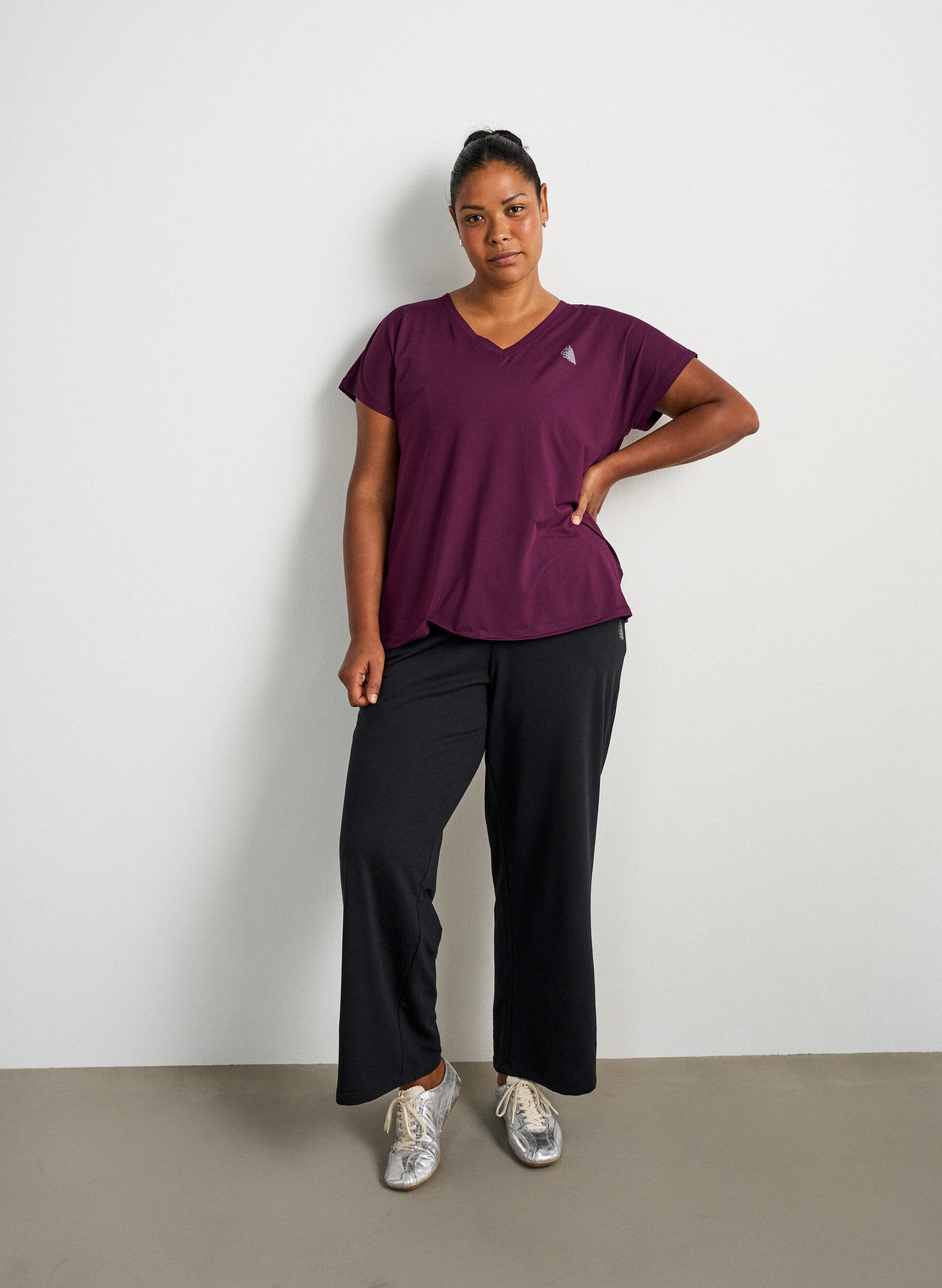 ZizziLoose training t-shirt with V-neck, Violet, Model image number 1