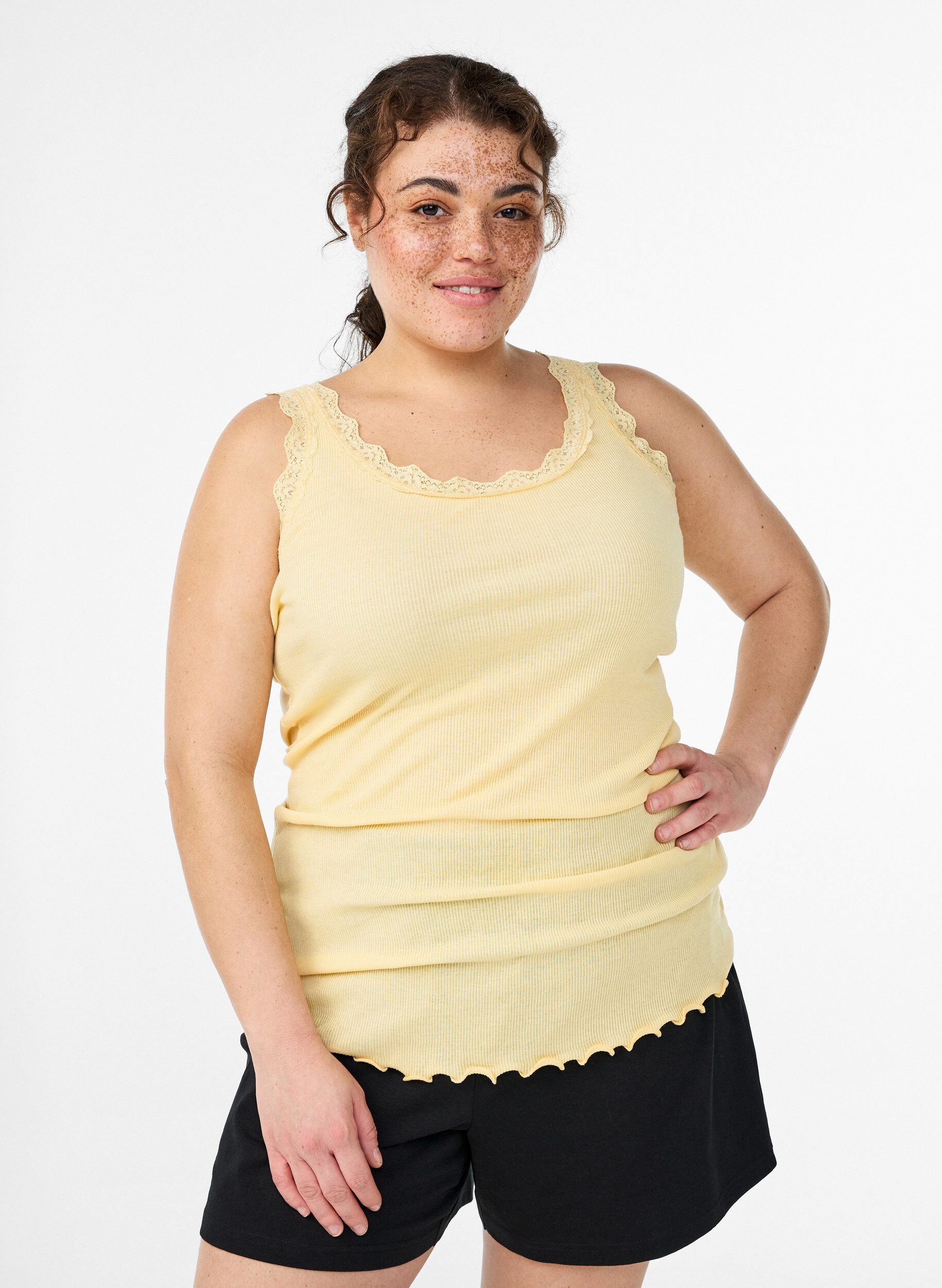 Zizzi Haut avec bordure en dentelle, Jaune clair, Model image number 0