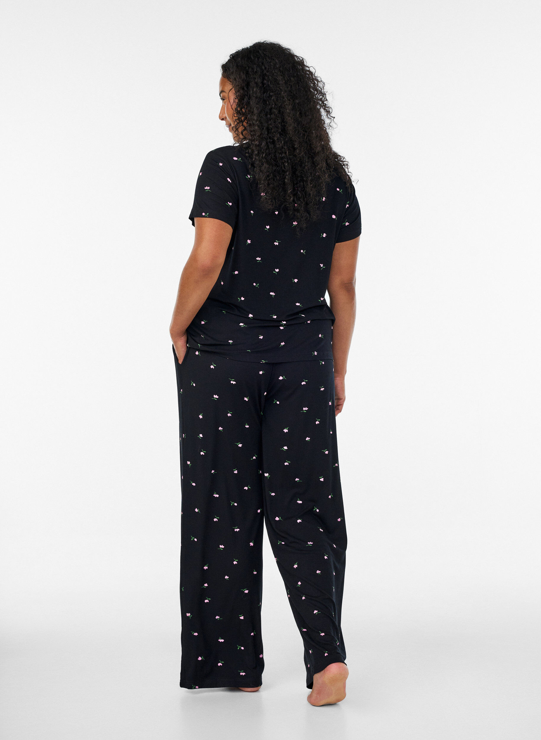 ZizziBas de pyjama c&ocirc;tel&eacute; &agrave; imprim&eacute; floral, Noir, Model image number 1