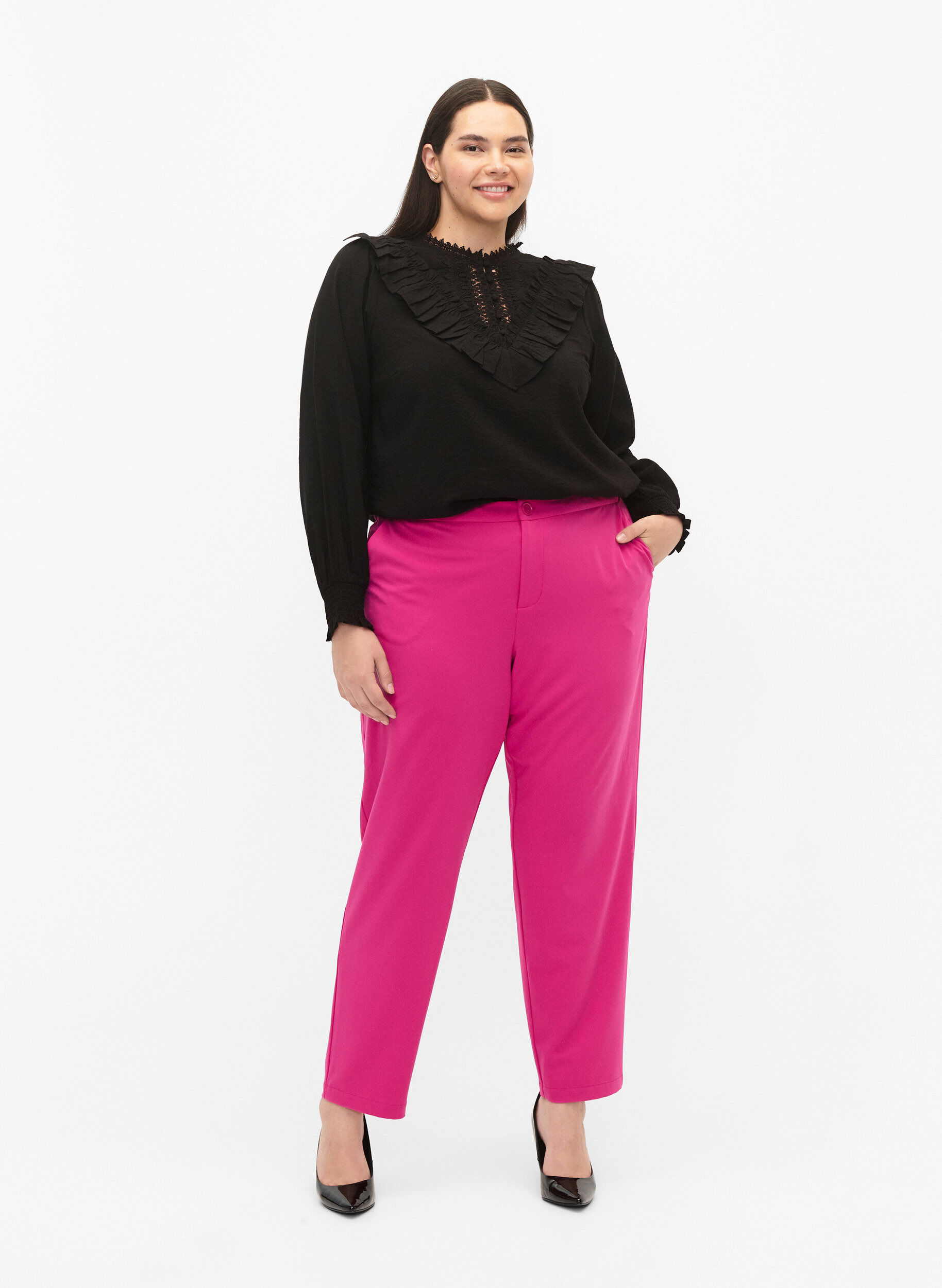 Zizzi Blouse en viscose avec volants et d&eacute;tails brod&eacute;s, Black, Model image number 2