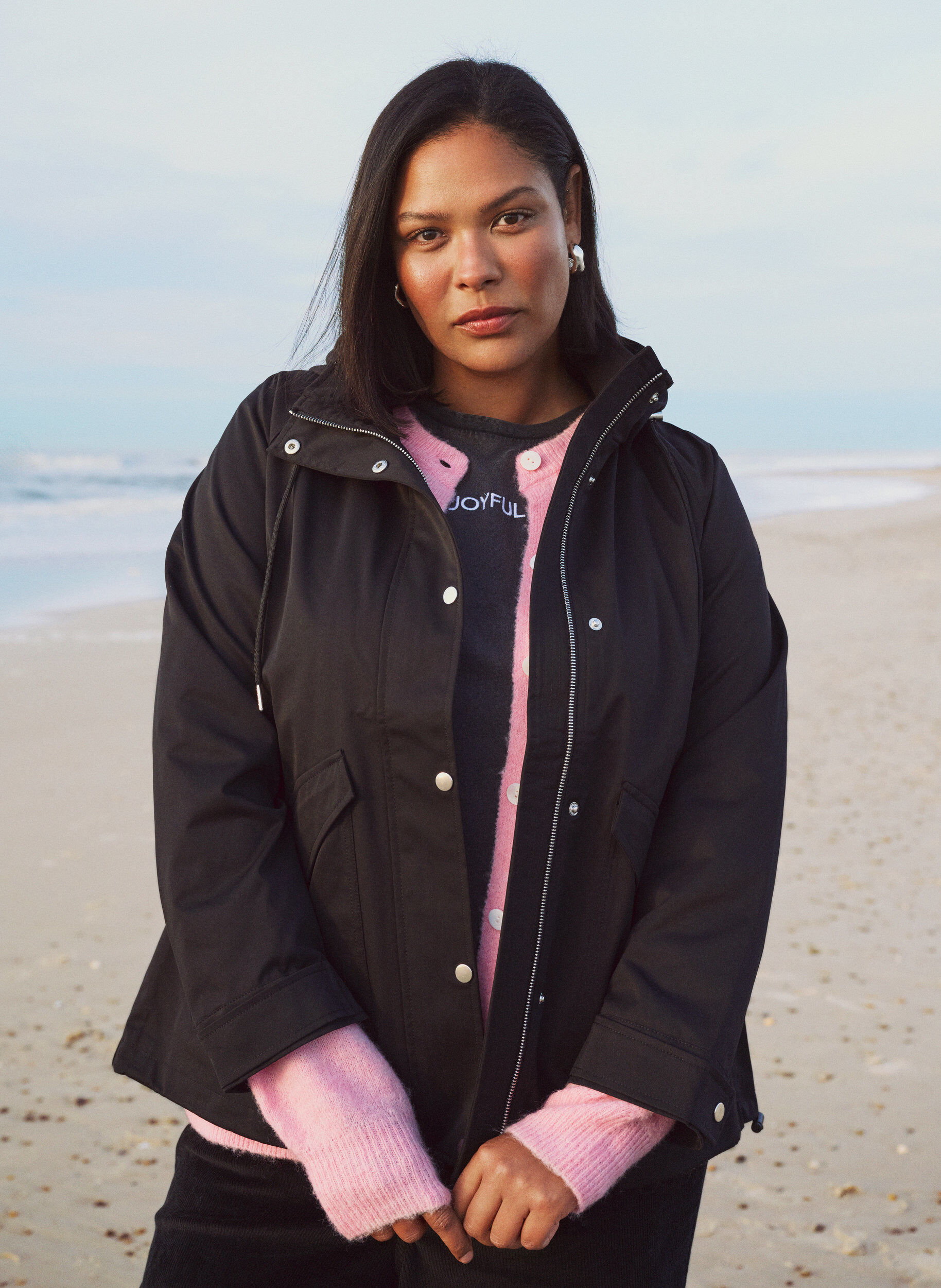 Zizzi Veste courte de printemps avec capuche amovible, Noir, Image image number 0