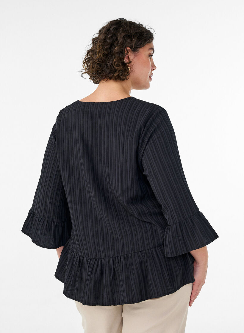 Blouse textur&eacute;e avec col V et volants, Noir, Model image number 2