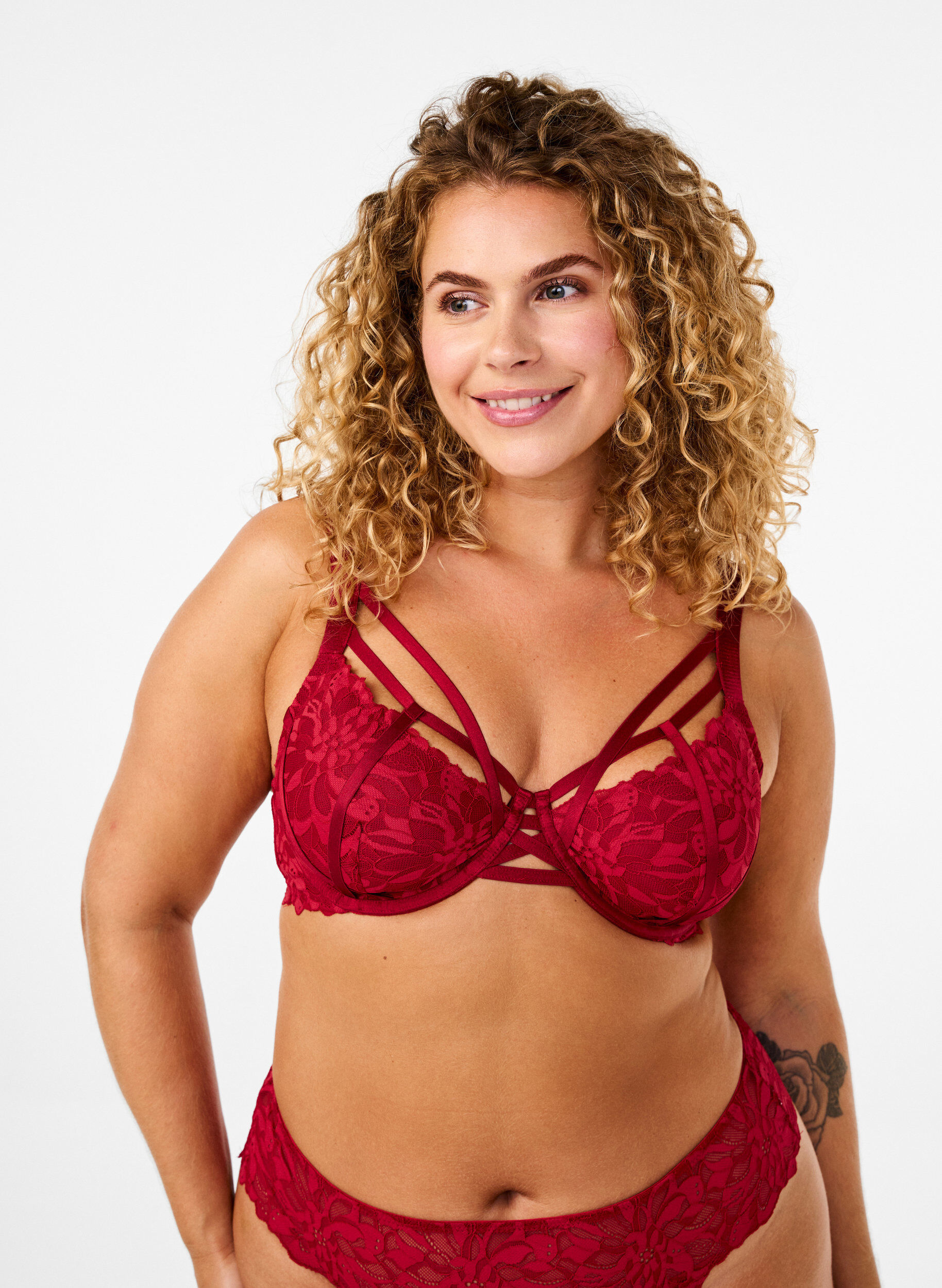 Zizzi Soutien-gorge en dentelle couvrant &agrave; d&eacute;coration &eacute;l&eacute;gante, Rhythmic Red, Model image number 0