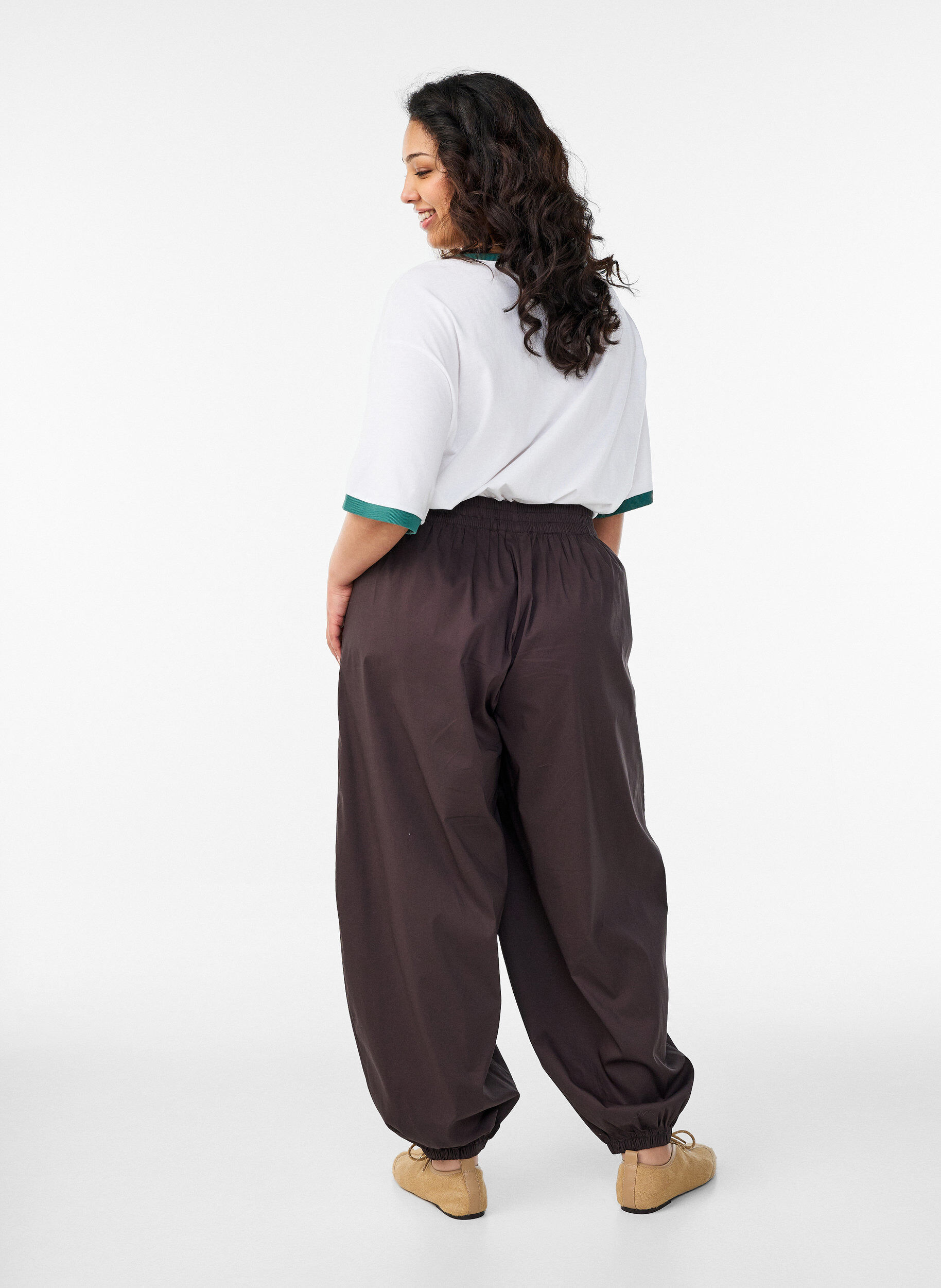 ZizziPantalon ballon avec poches et ceinture &eacute;lastique, Marron, Model image number 1