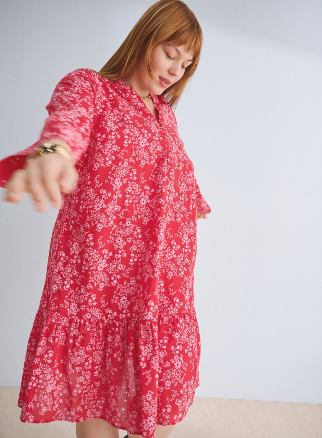 Robe rouge &agrave; fleurs, , Model