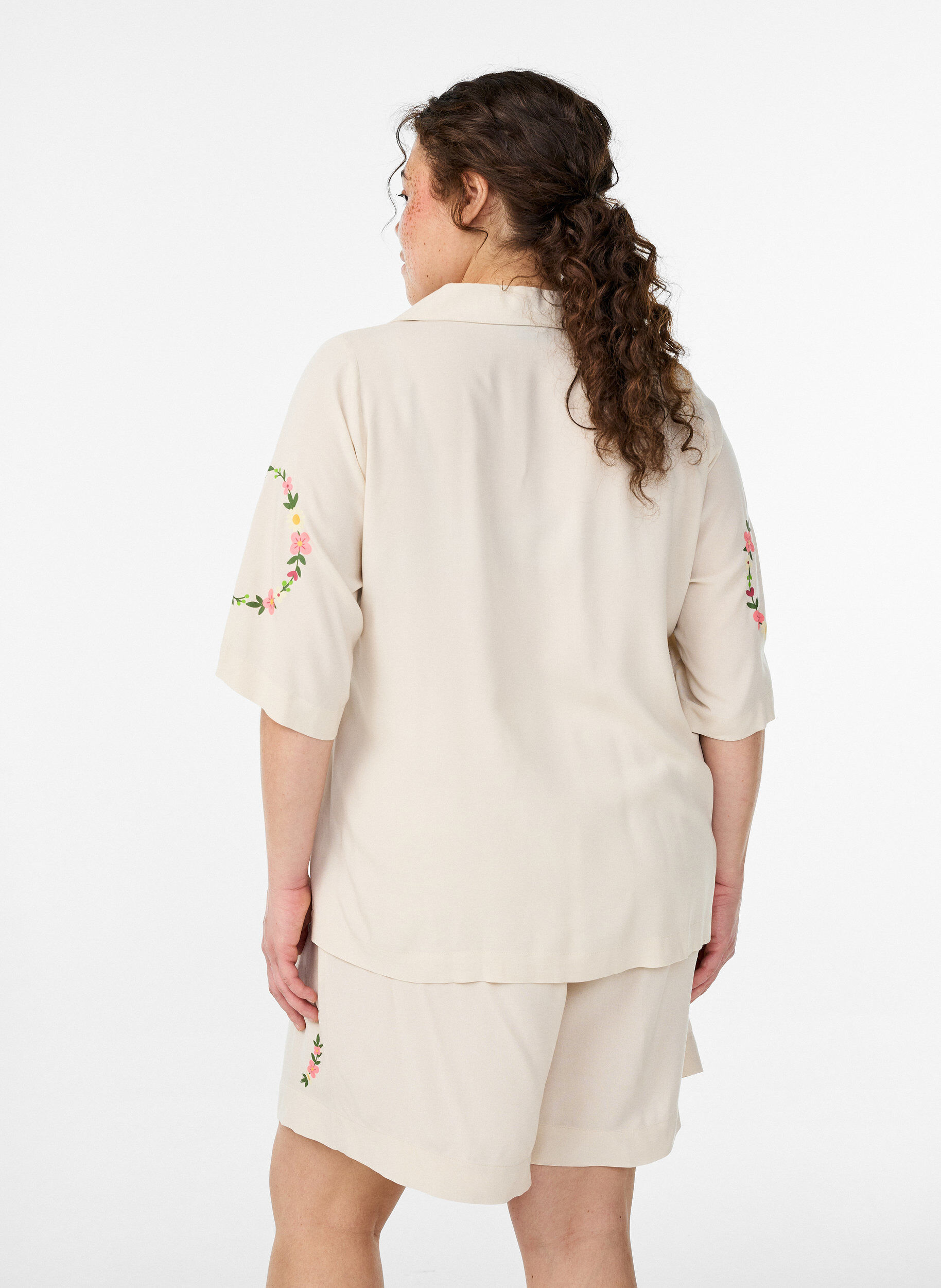 Zizzi Haut de pyjama en viscose avec lien &agrave; nouer et imprim&eacute; fleuri, Beige, Model image number 2