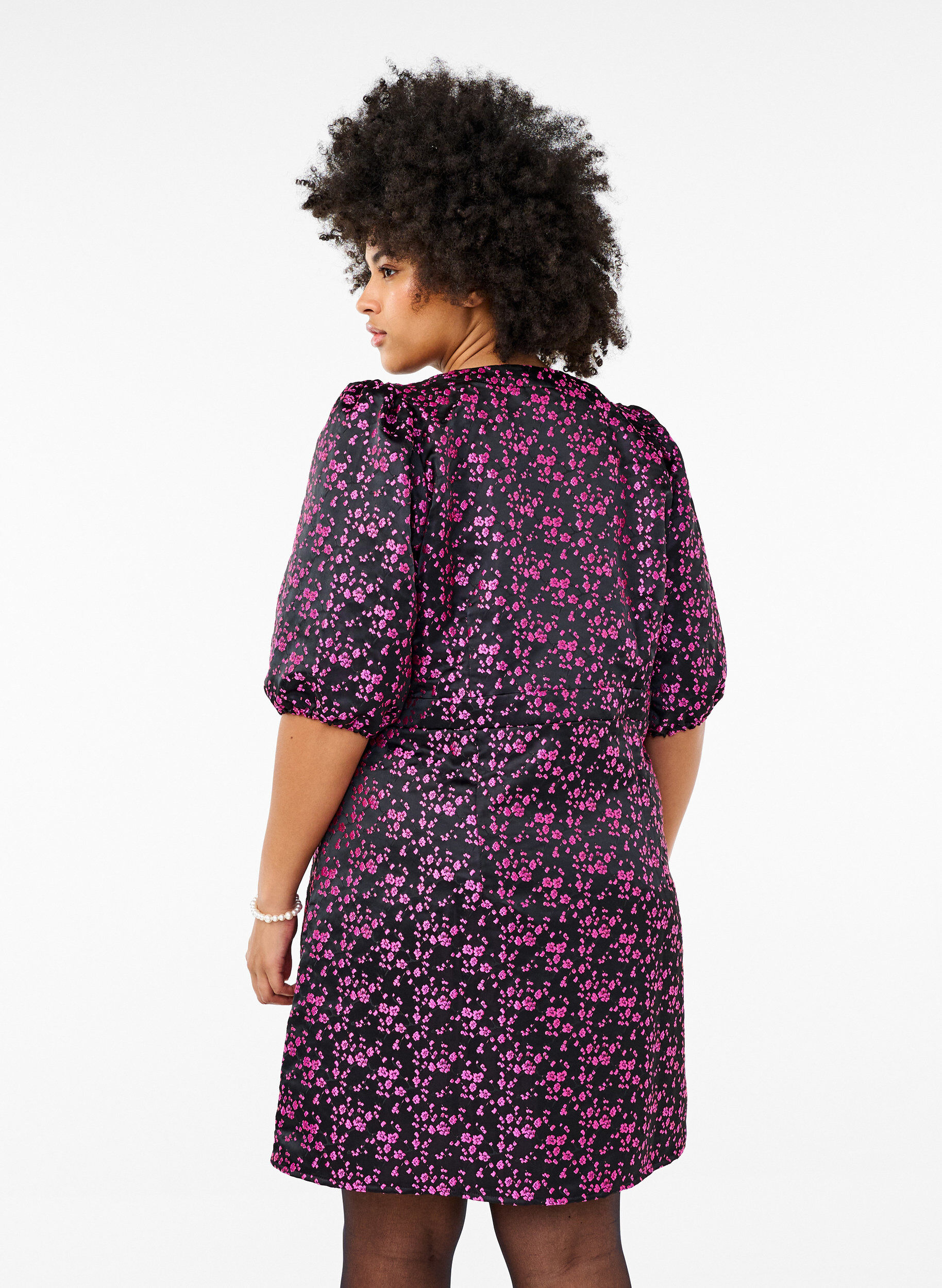 Zizzi Robe mi-longue avec fleurs brod&eacute;es, Black Pink Flower, Model image number 1