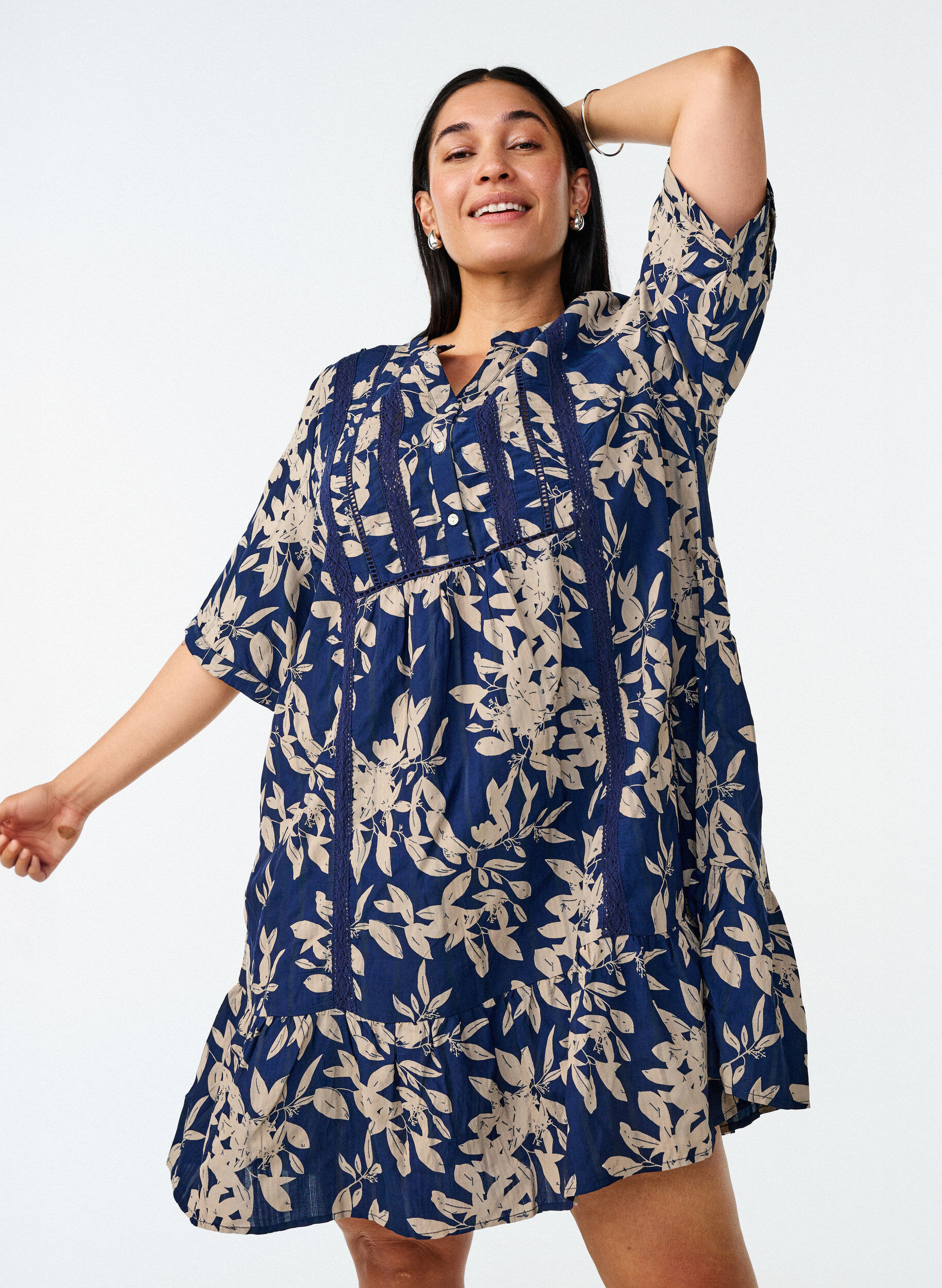 Zizzi Robe courte en viscose avec bordure en dentelle et coupe trap&egrave;ze, Bleu, Image image number 0