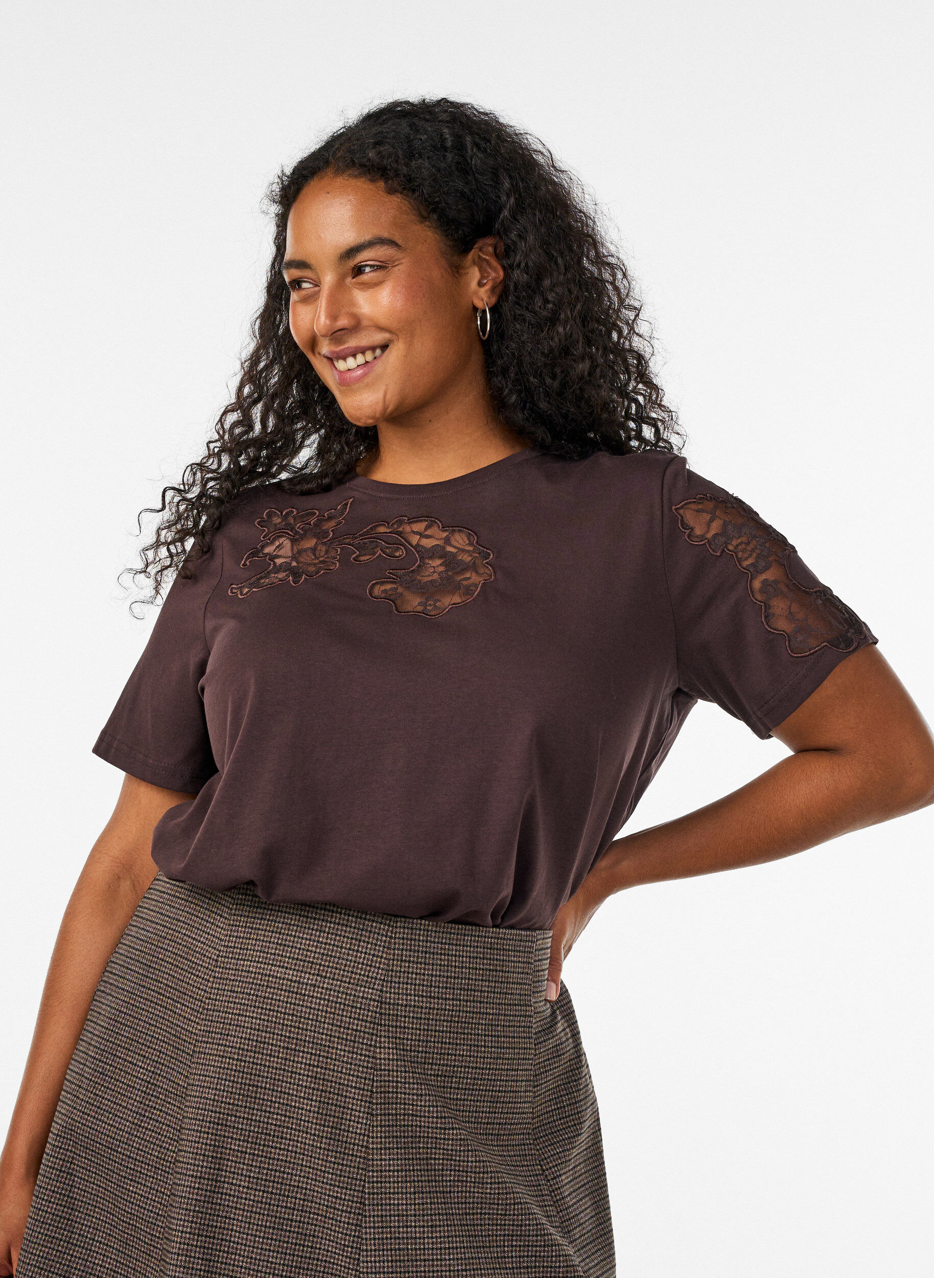 T-shirt en coton avec appliqu&eacute;s en dentelle, Marron, Model