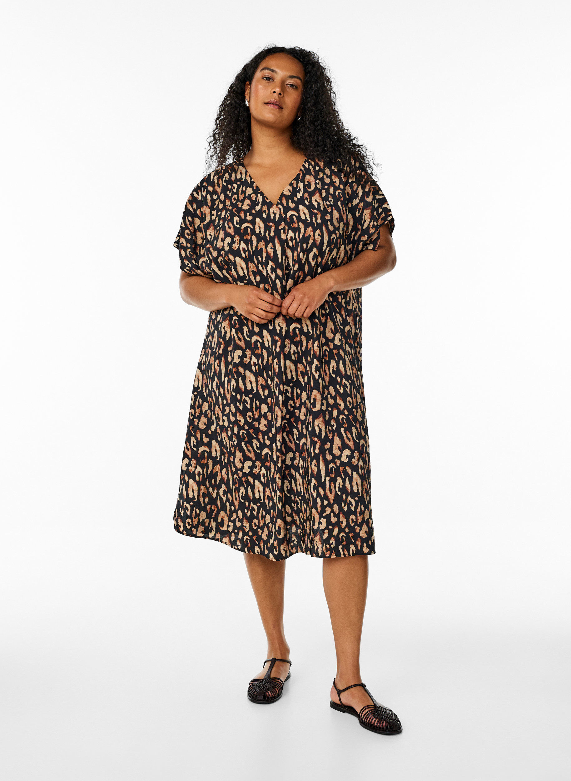 Zizzi Robe &agrave; col en V en viscose, Noir, Model image number 1