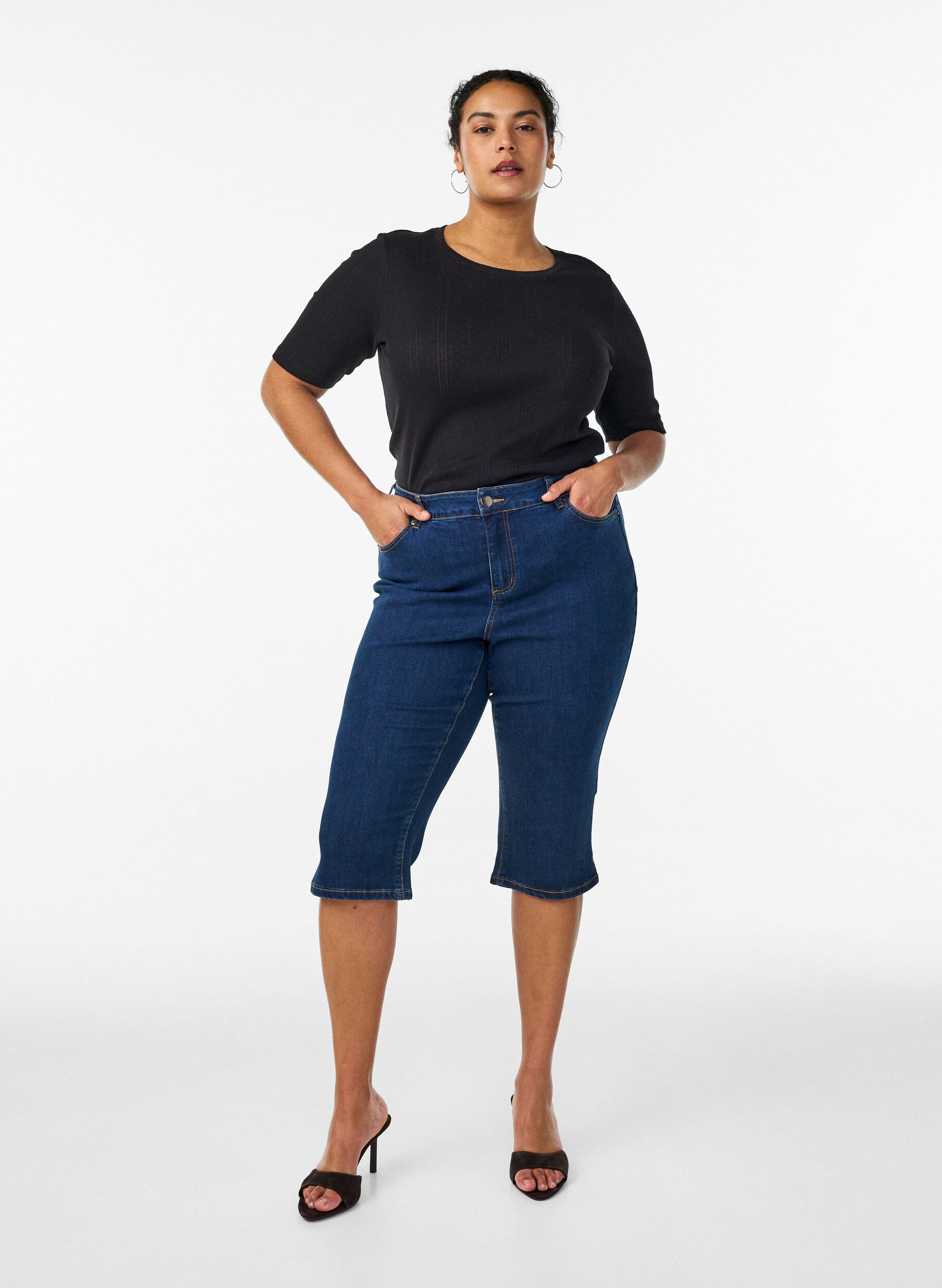 Capri slim taille haute en denim stretch, Bleu, Model