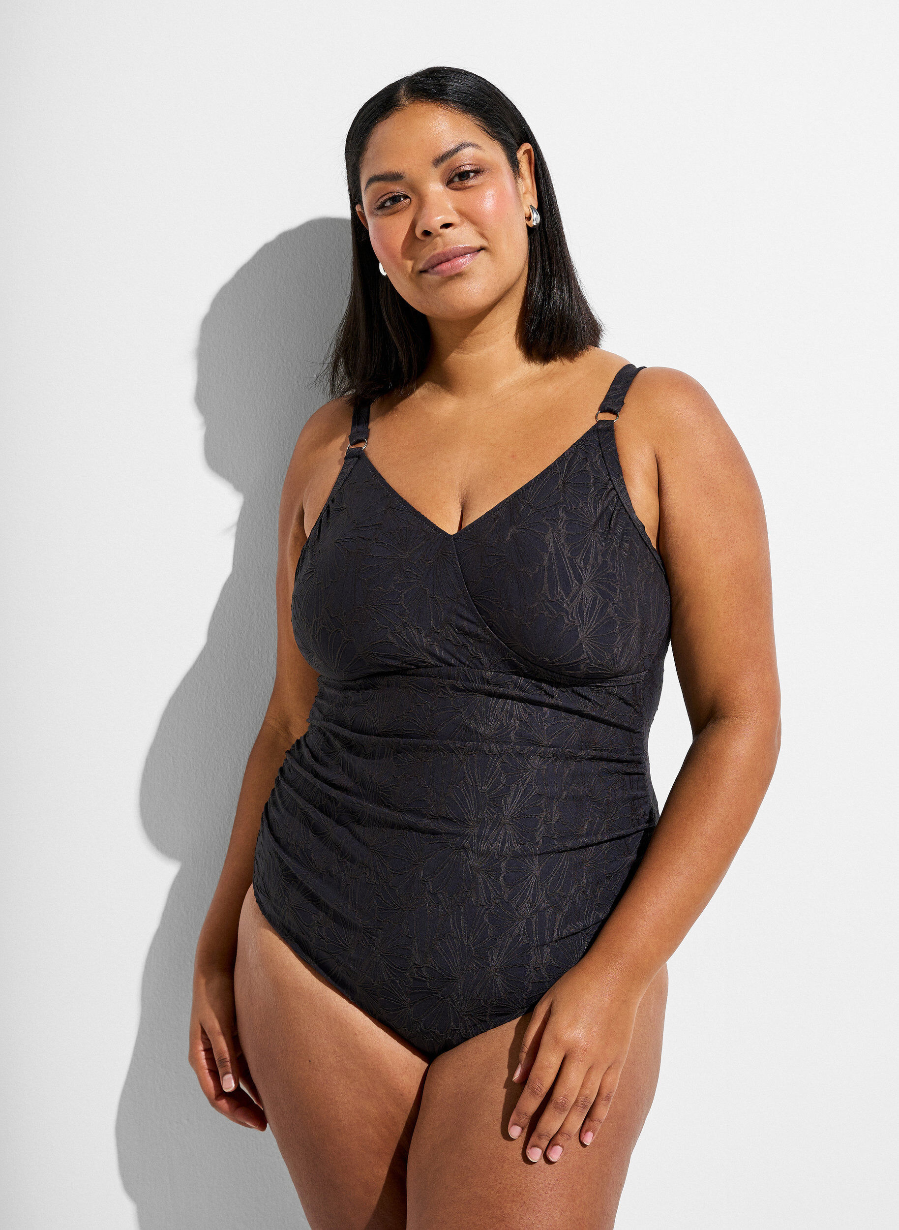 Zizzi Maillot de bain avec d&eacute;tail crois&eacute; et texture florale ton sur ton, Gris anthracite, Model image number 0
