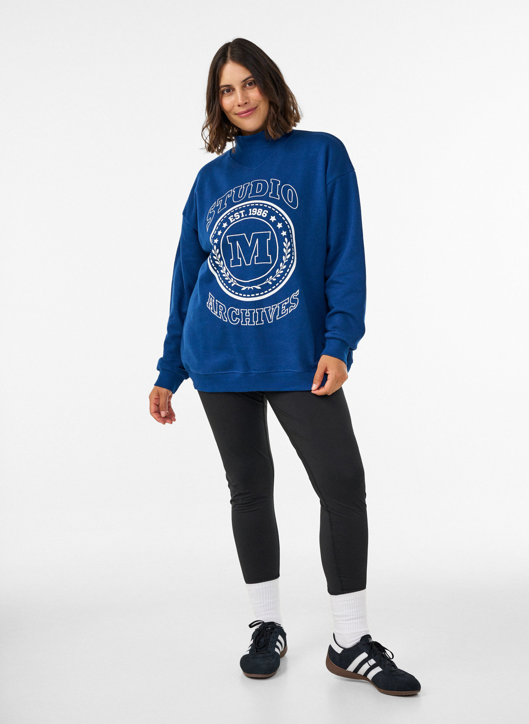 ZizziSweat-shirt avec col montant et motif sportif sur le devant, Bleu, Model image number 1