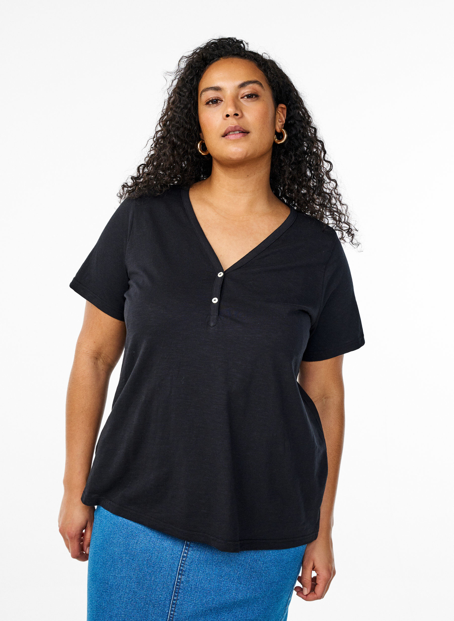 T-shirt dot&eacute; de boutons, Noir, Model