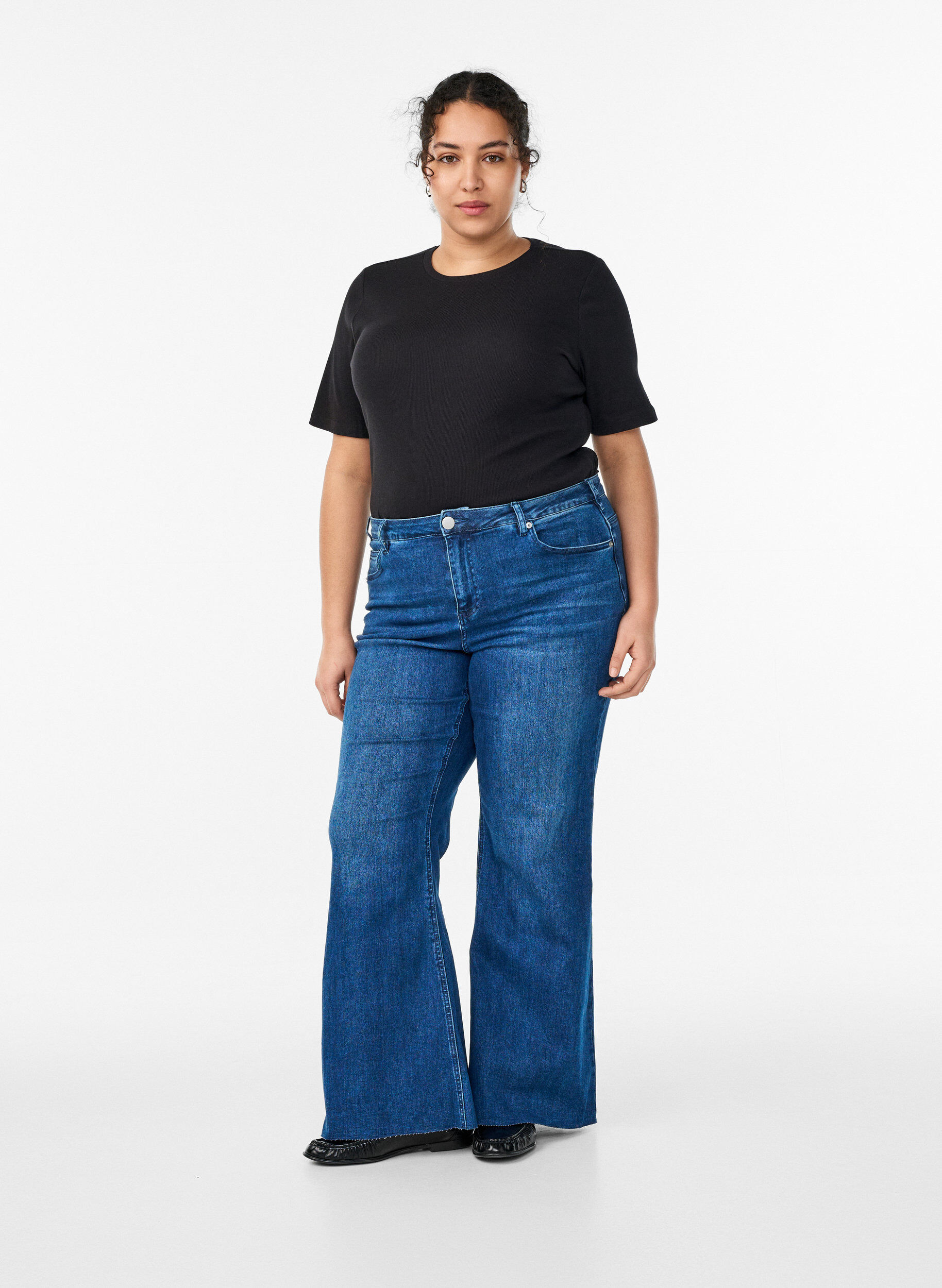 Zizzi T-shirt basic c&ocirc;tel&eacute; avec col rond, Noir, Model image number 1