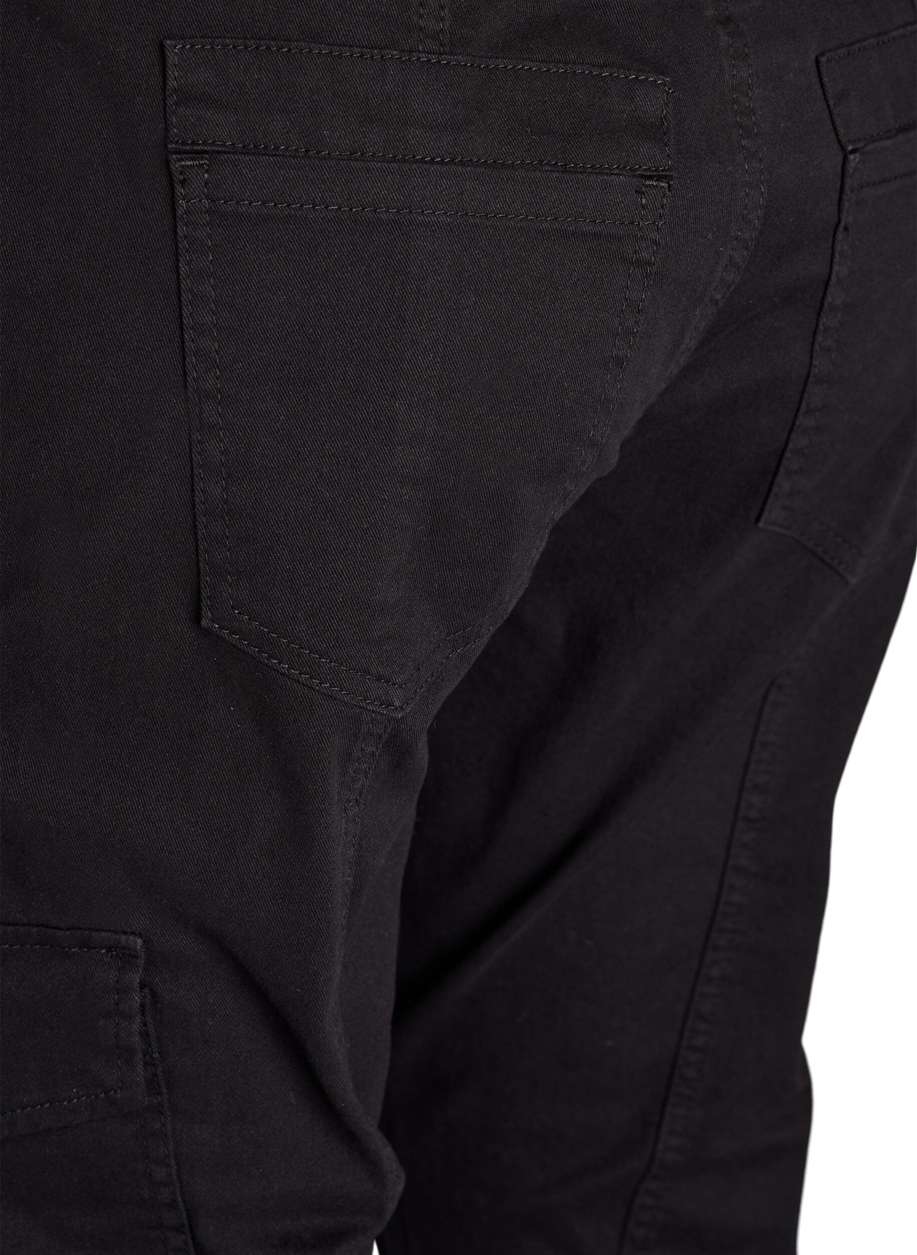 Zizzi Pantalon slim fit avec poches cargo, Noir, Packshot image number 3