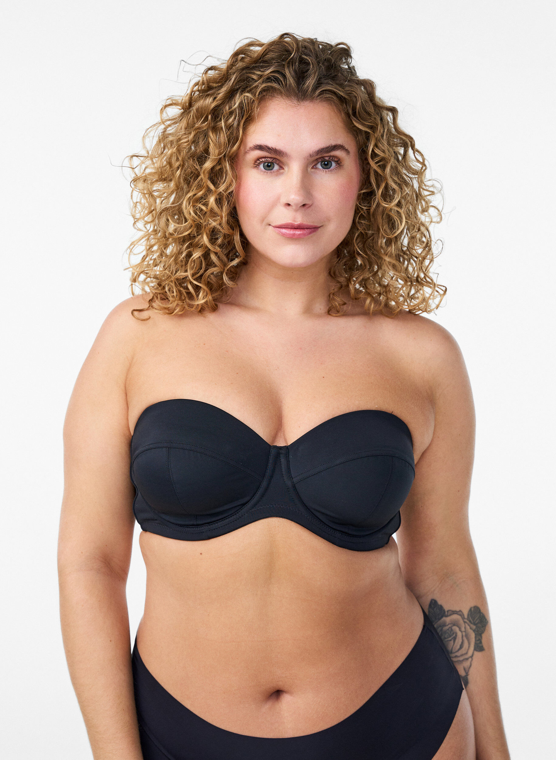 Zizzi Soutien-gorge bandeau rembourr&eacute; avec bretelles amovibles, Noir, Model image number 0
