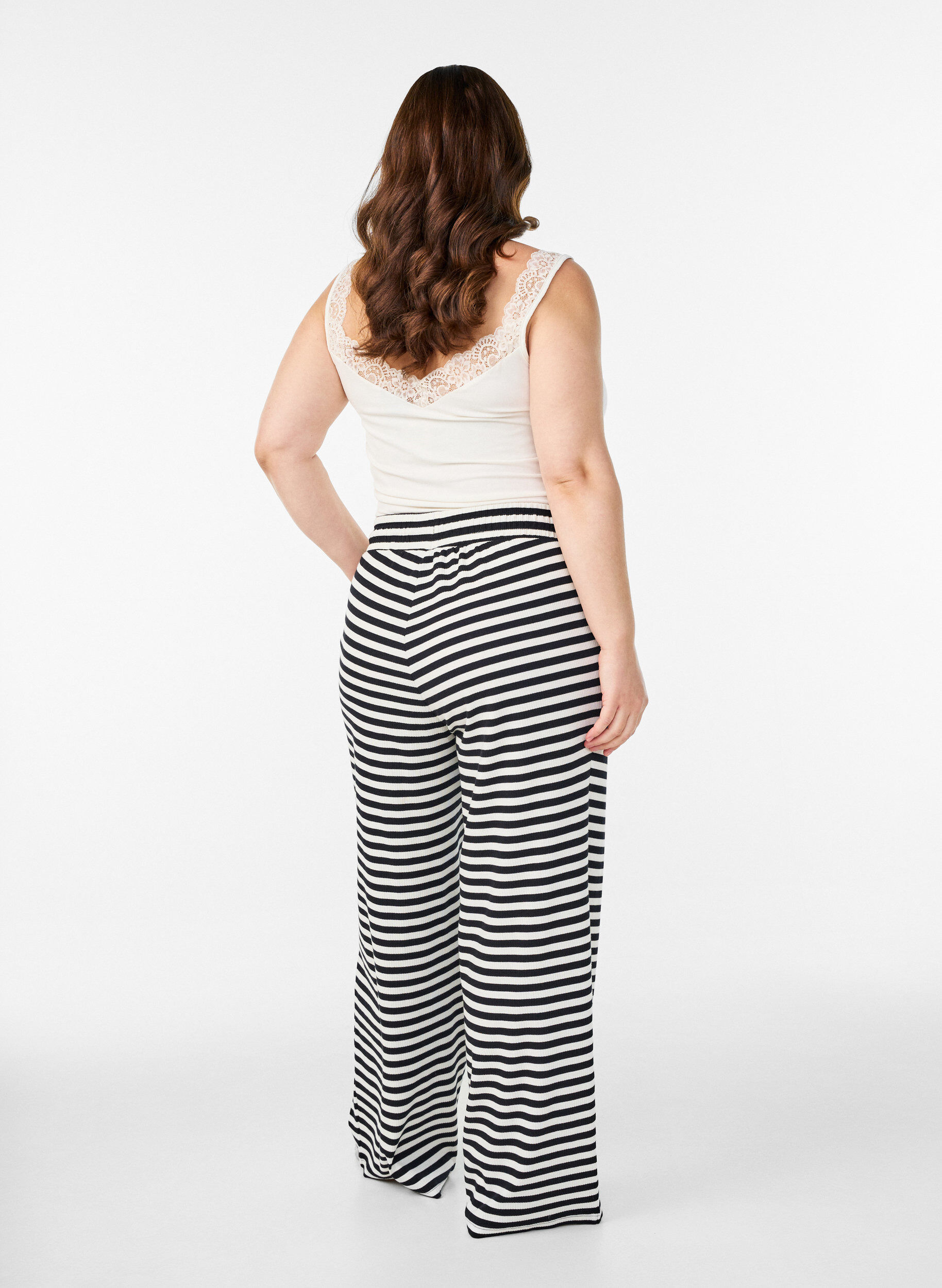 ZizziPantalon de pyjama ray&eacute; &agrave; taille haute et coupe ample, Noir, Model image number 1