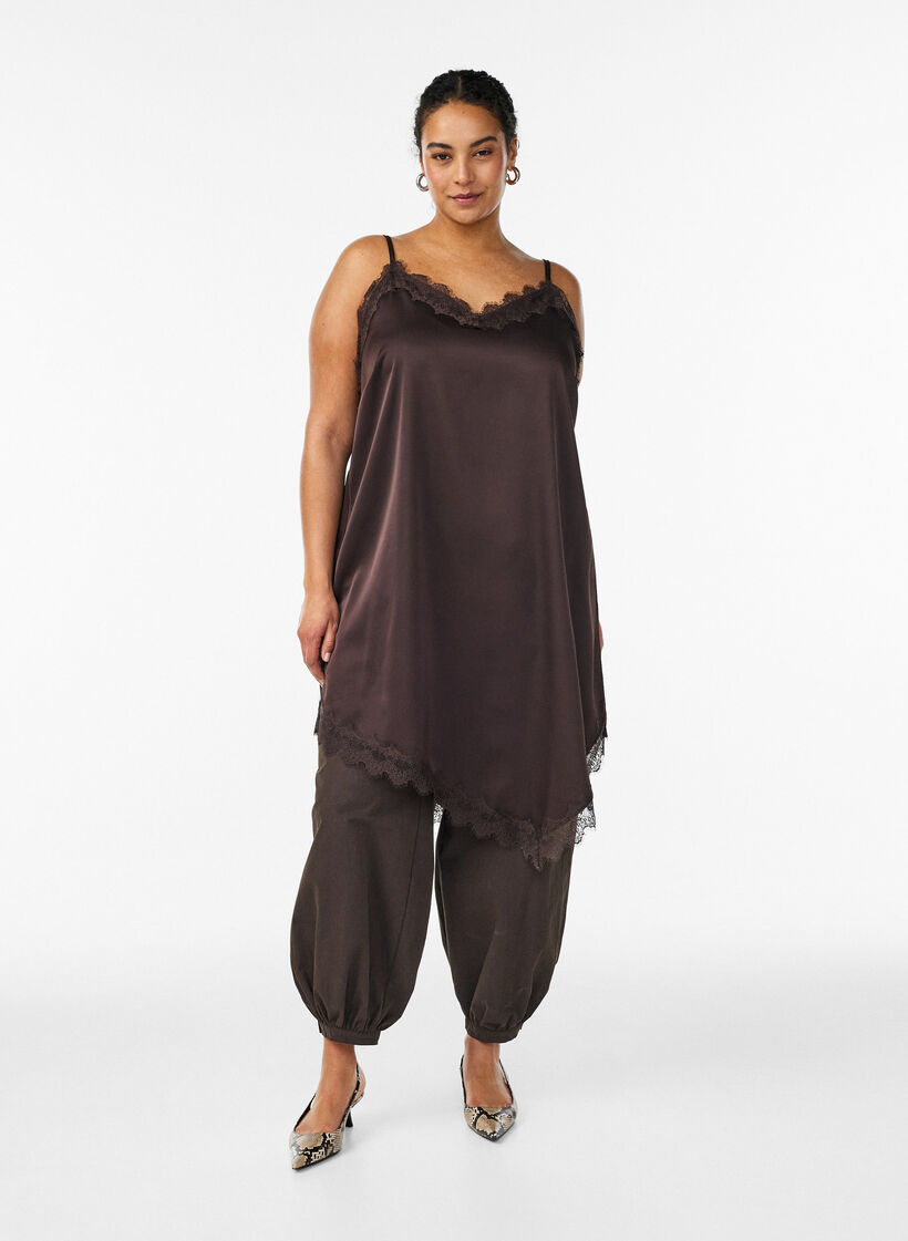 Robe satin&eacute;e avec bordure en dentelle, Marron, Model image number 1