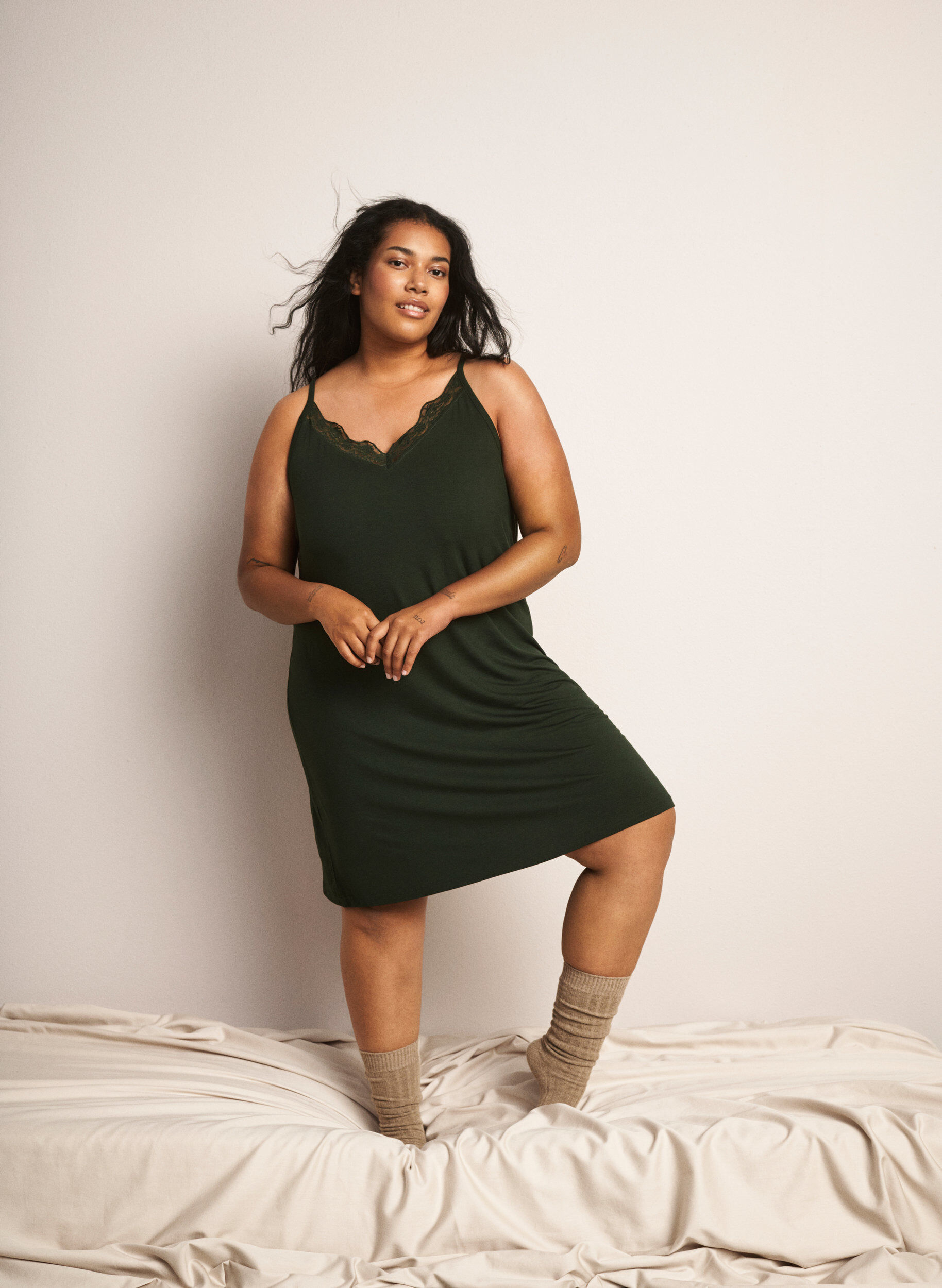 ZizziChemise de nuit avec bord dentelle en viscose, Vert fonc&eacute;, Image image number 0