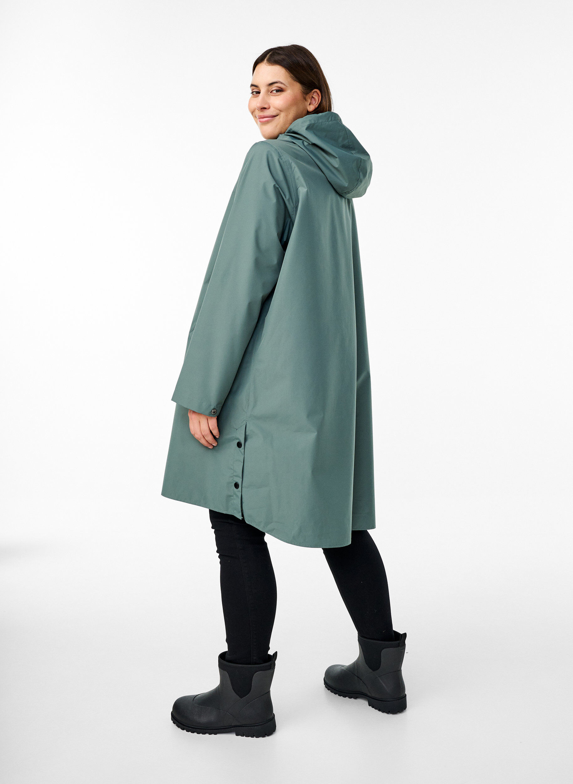 Zizzi Veste de pluie avec poches et capuche, Vert fonc&eacute;, Model image number 2