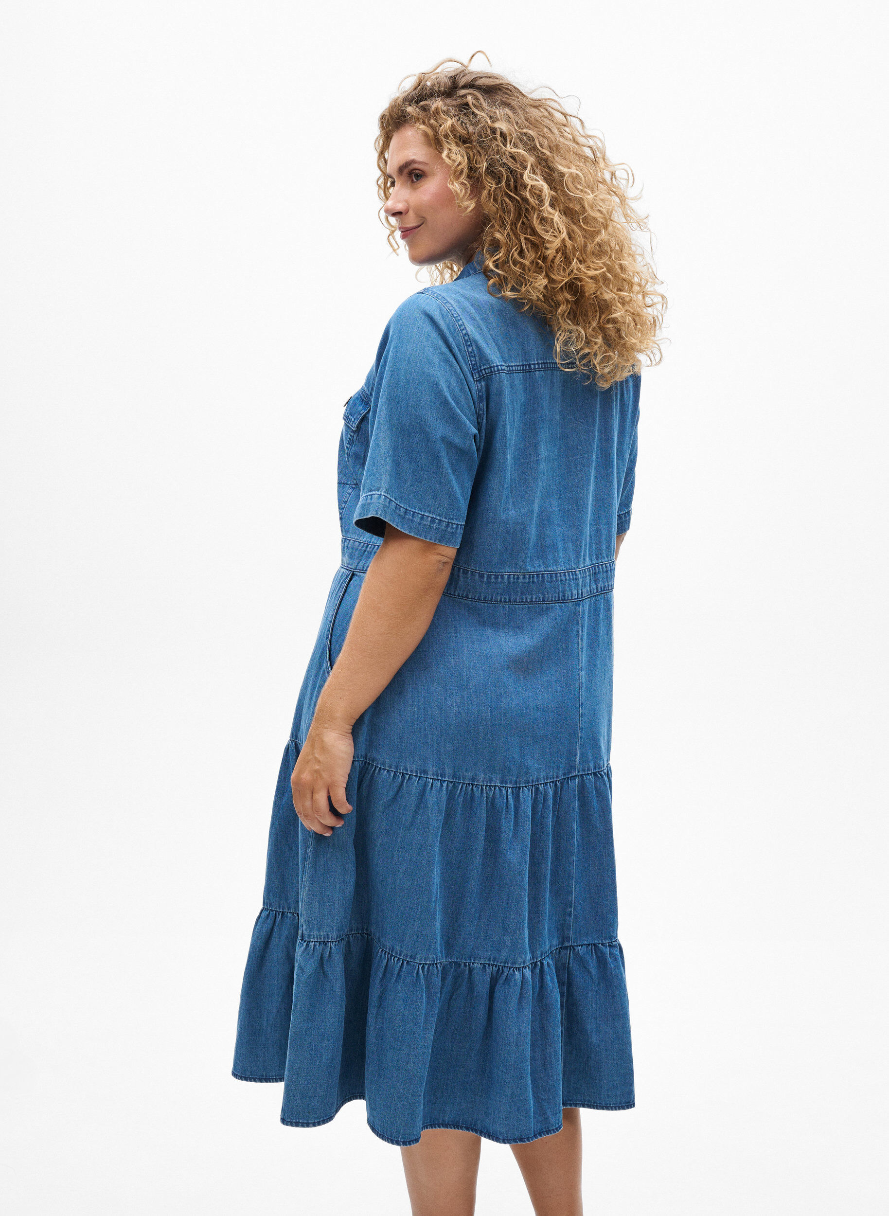Zizzi Robe midi en jean avec boutons et manches courtes, Bleu, Model image number 2