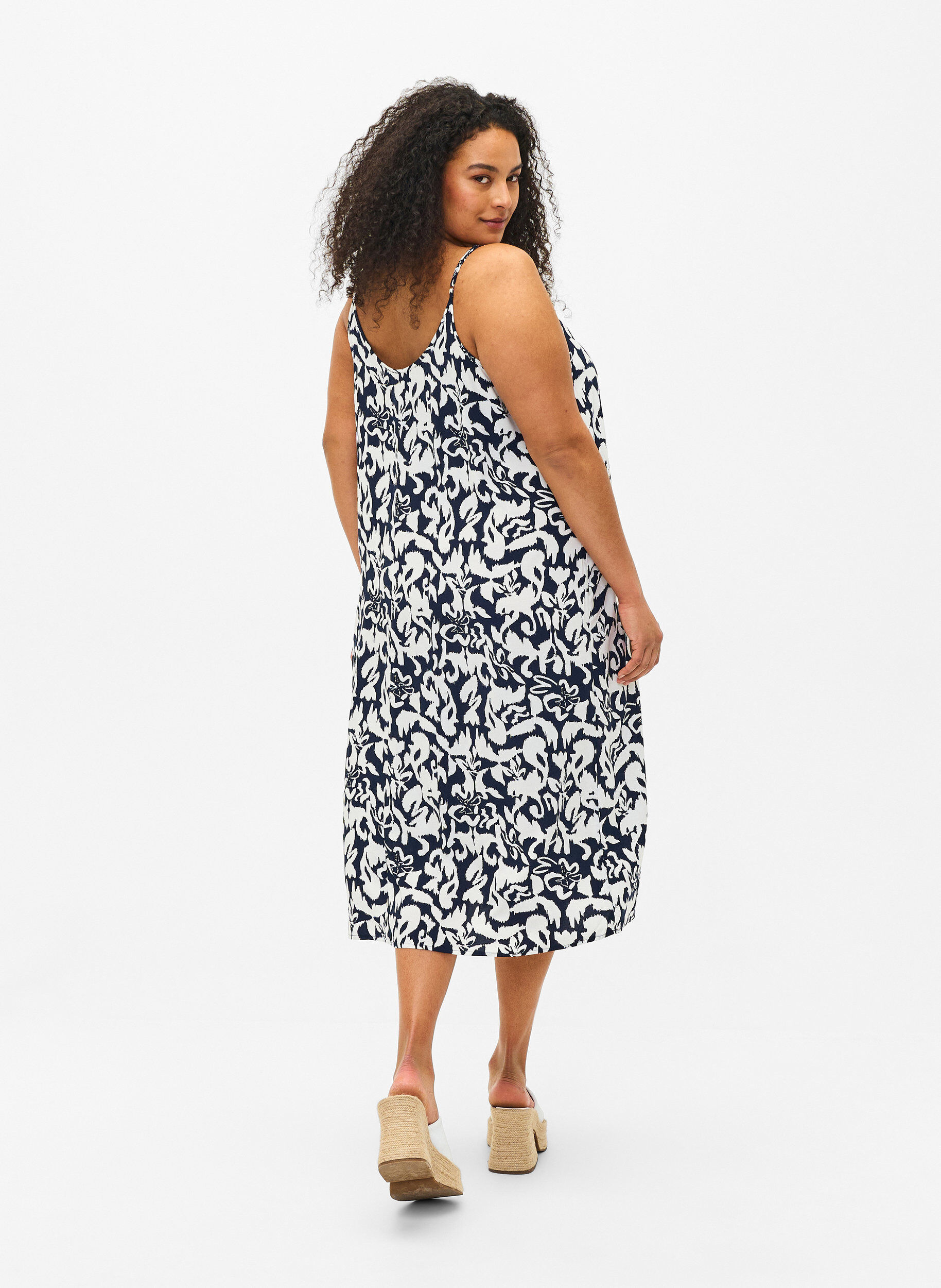 Zizzi Robe &agrave; bretelles en viscose avec imprim&eacute;, Navy Bl. Ethnic AOP, Model image number 1