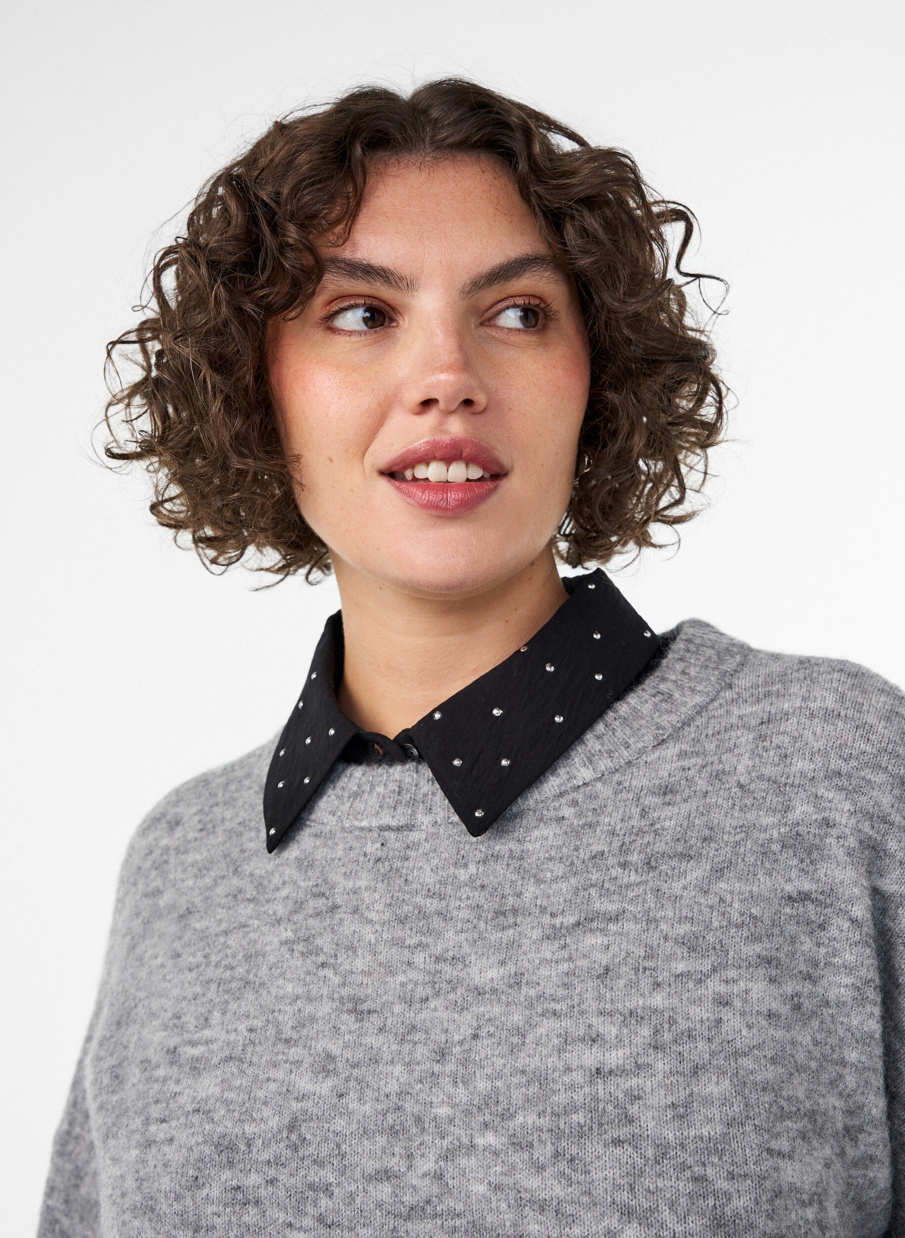 Empi&egrave;cement de col avec des strass et des boutons, Noir, Model