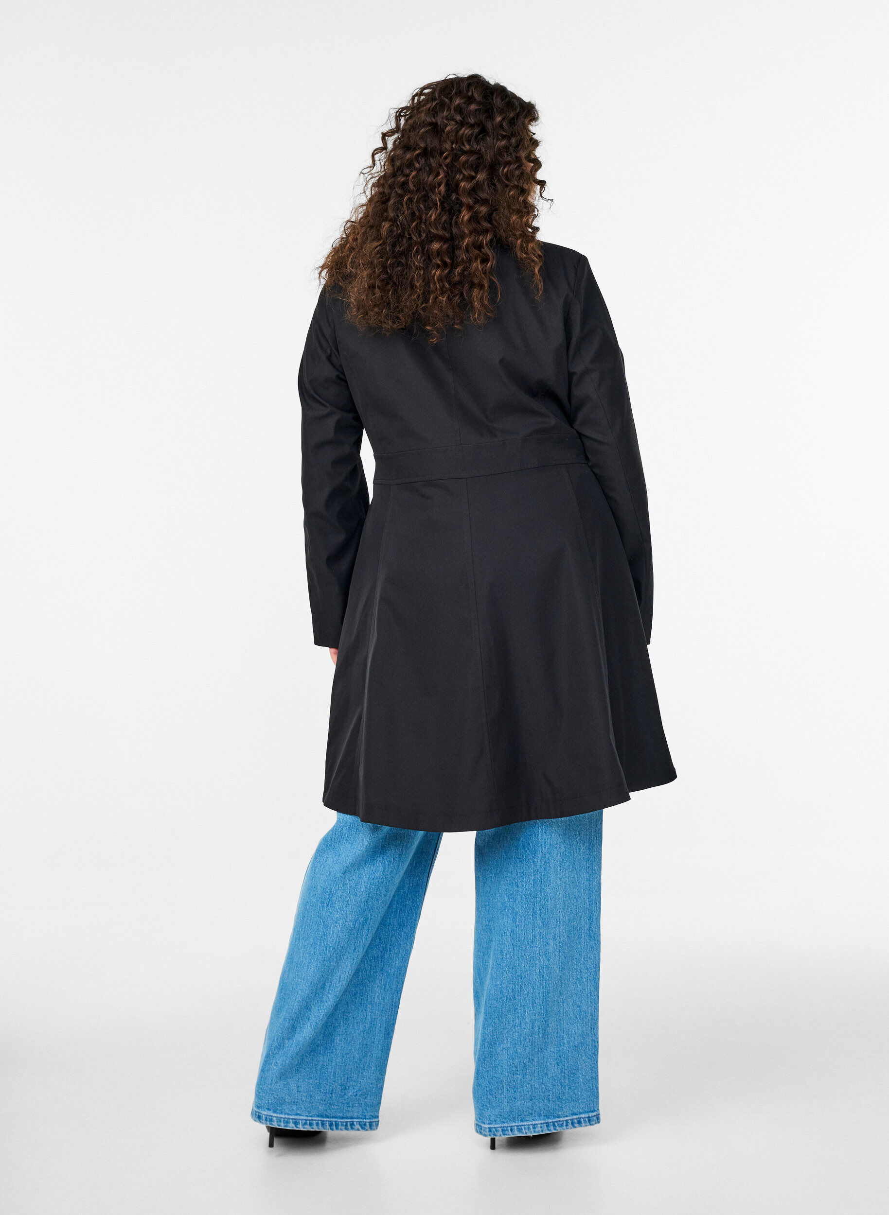 Zizzi Manteau de printemps coupe &eacute;vas&eacute;e &agrave; double boutonnage, Noir, Model image number 2