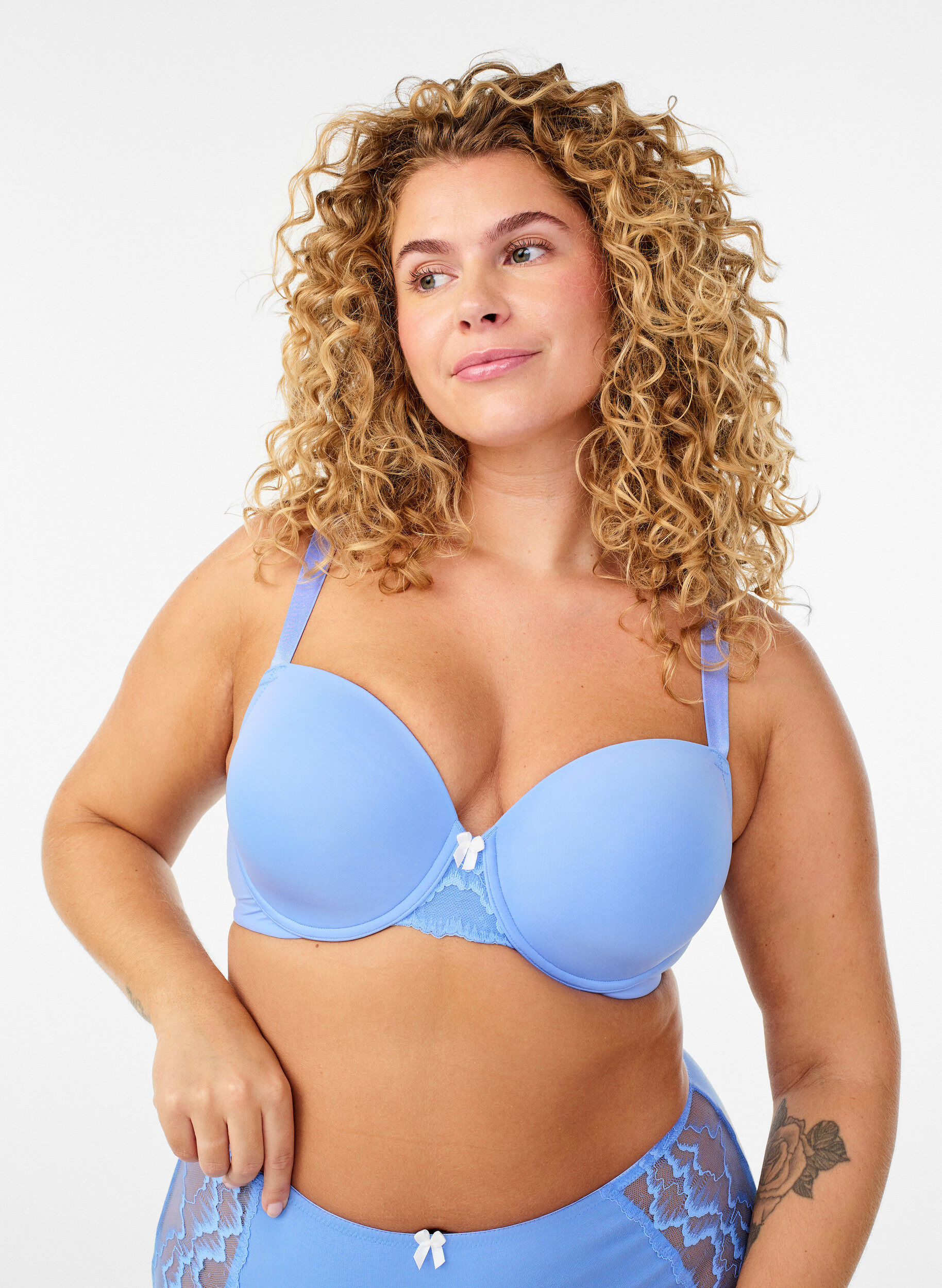 Zizzi Soutien-gorge moul&eacute; en microfibre avec d&eacute;tail en dentelle et n&oelig;ud, Bleu, Model image number 0