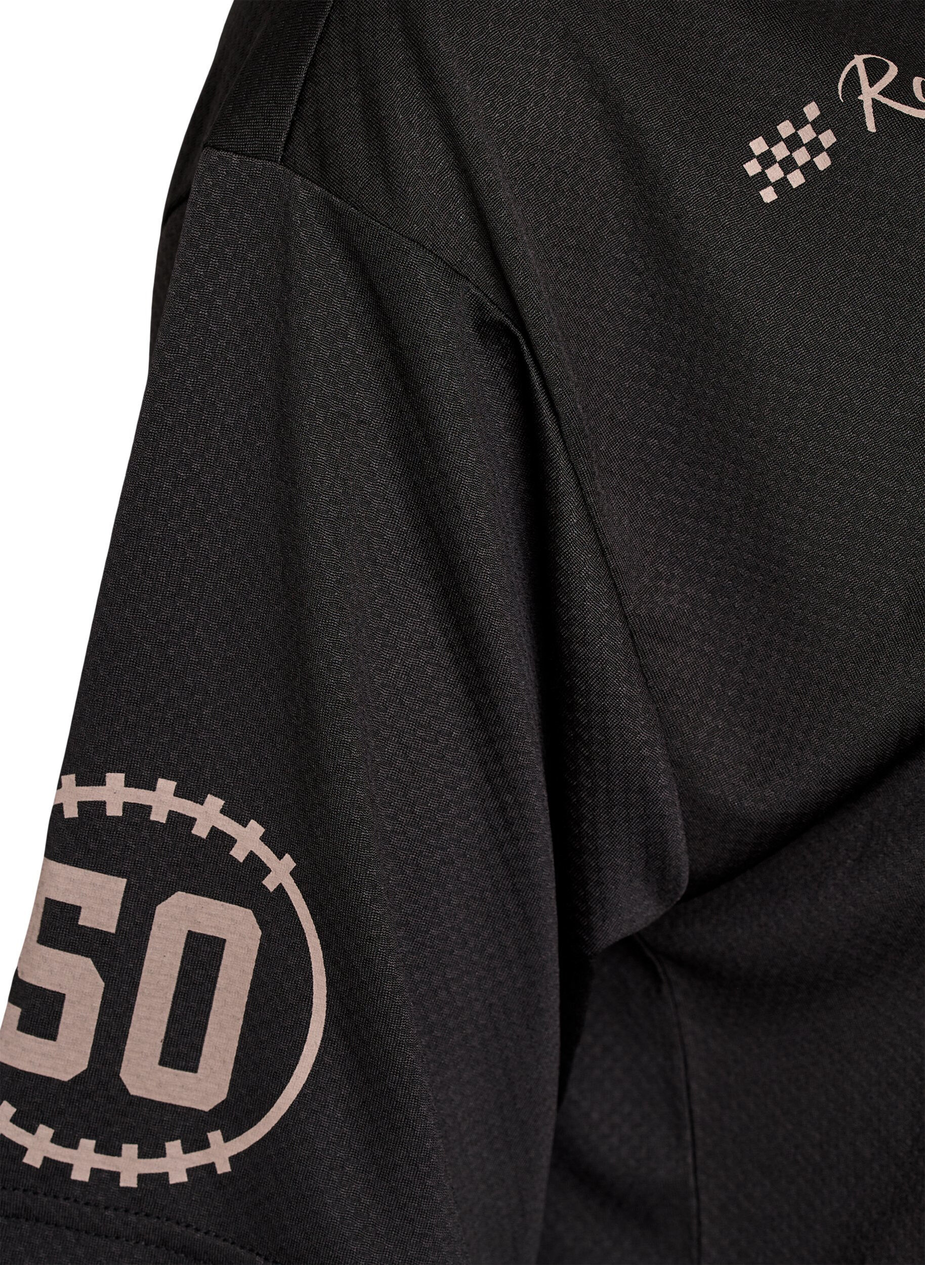 Zizzi T-shirt sport avec col en V et imprim&eacute; course, Noir, Packshot image number 3