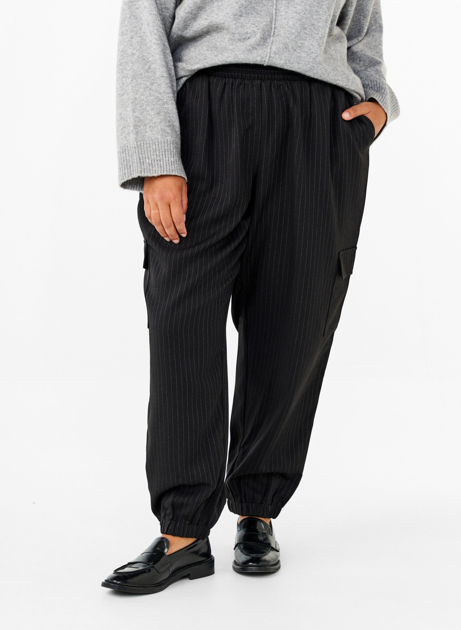 Zizzi Pantalon avec poches cargo et taille &eacute;lastiqu&eacute;e, Noir, Model image number 2