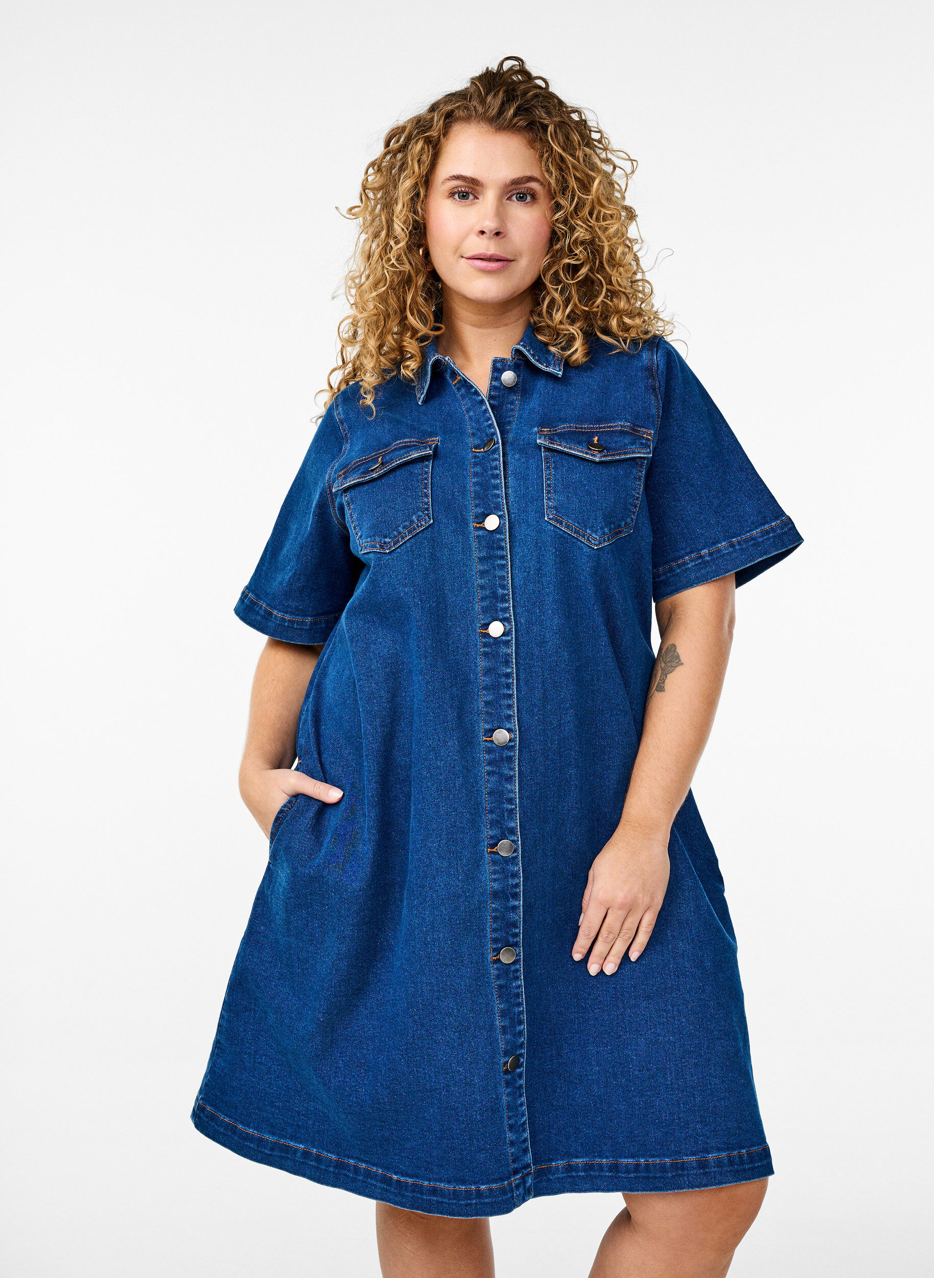Robe en denim avec boutons et manches courtes, Bleu, Model