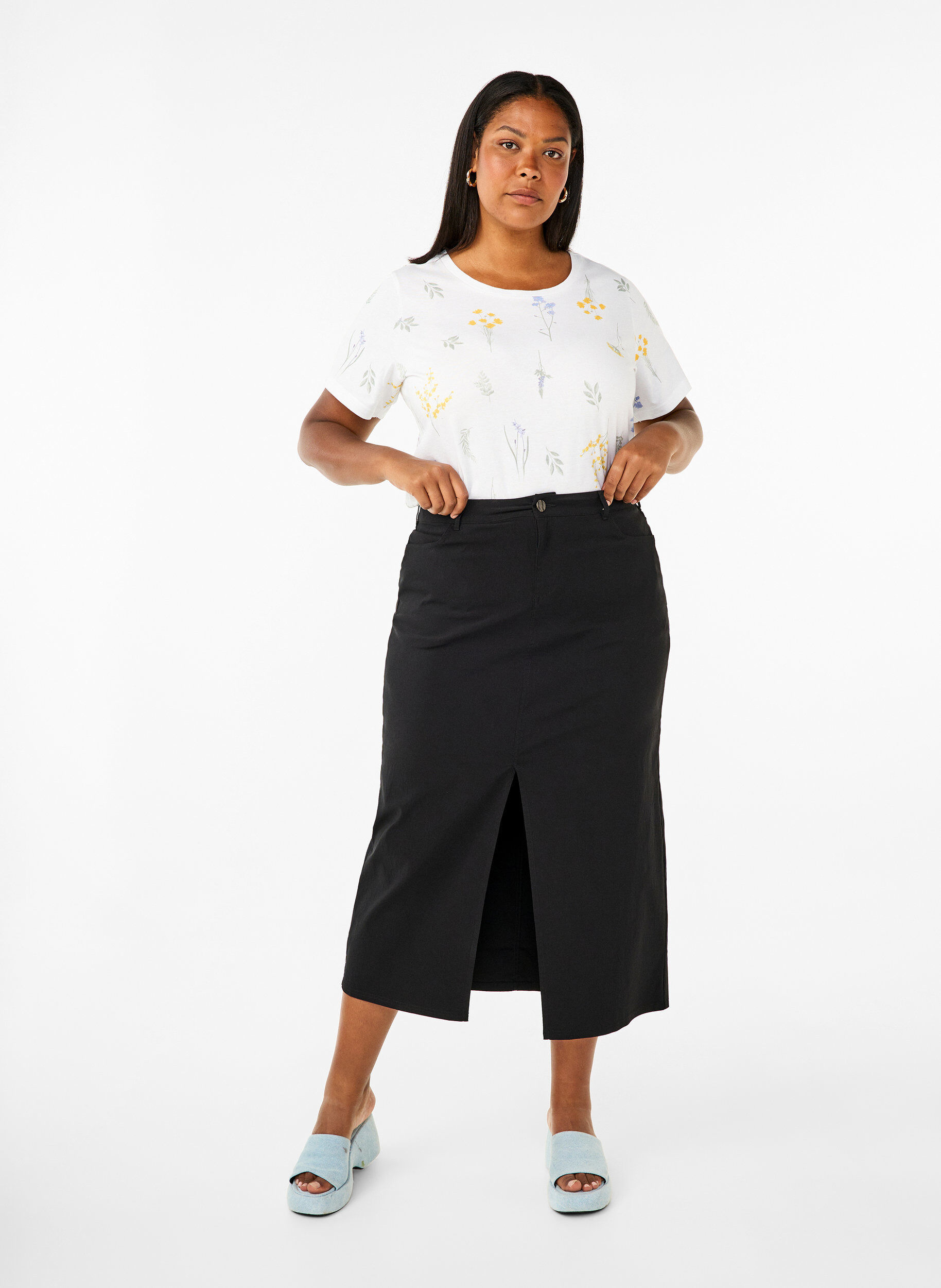 Zizzi T-shirt en coton biologique avec imprim&eacute; floral, Bright W. AOP, Model image number 2