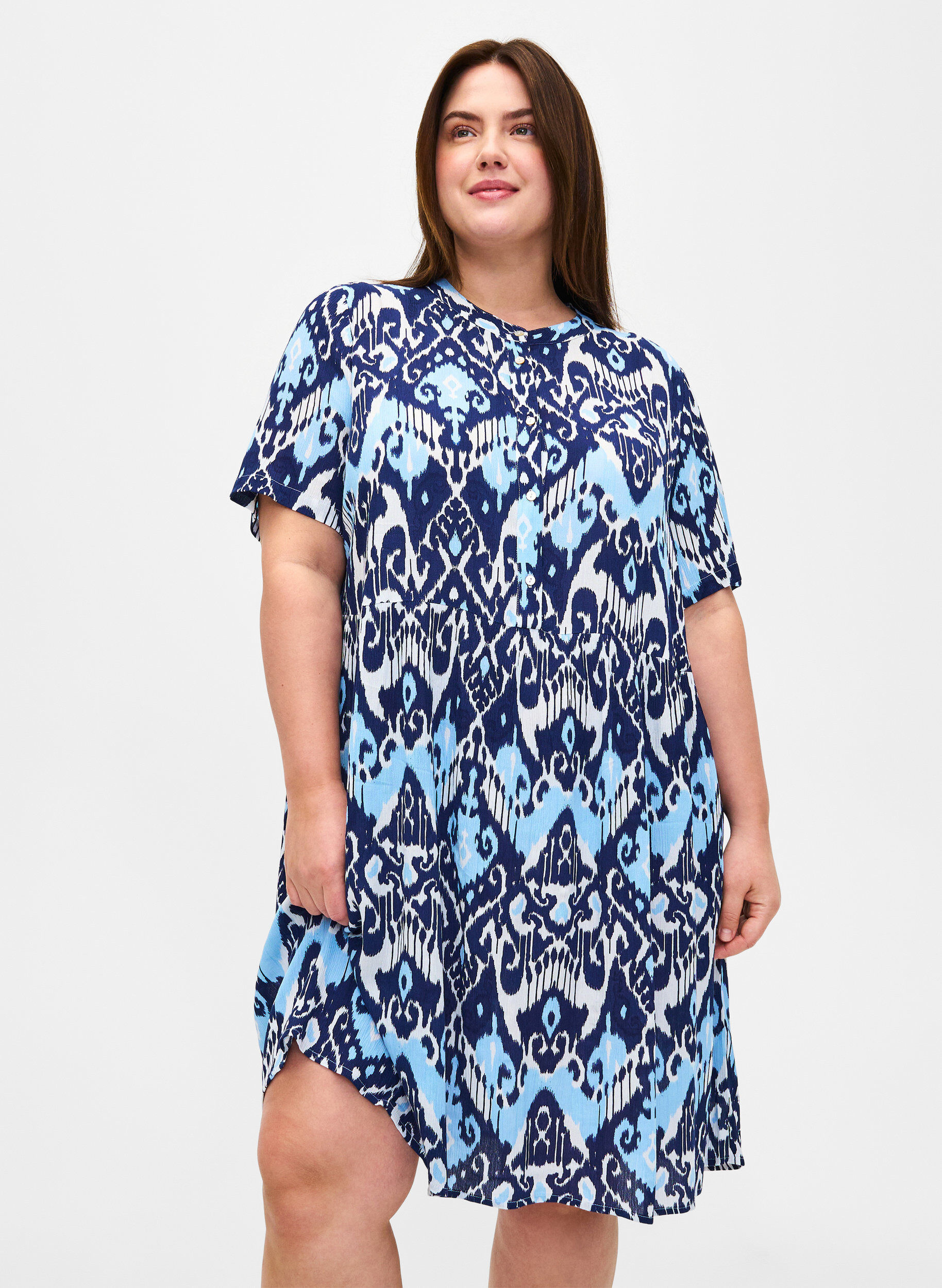 Zizzi Robe &agrave; manches courtes en viscose avec imprim&eacute;, Blue Ethnic AOP, Model image number 0