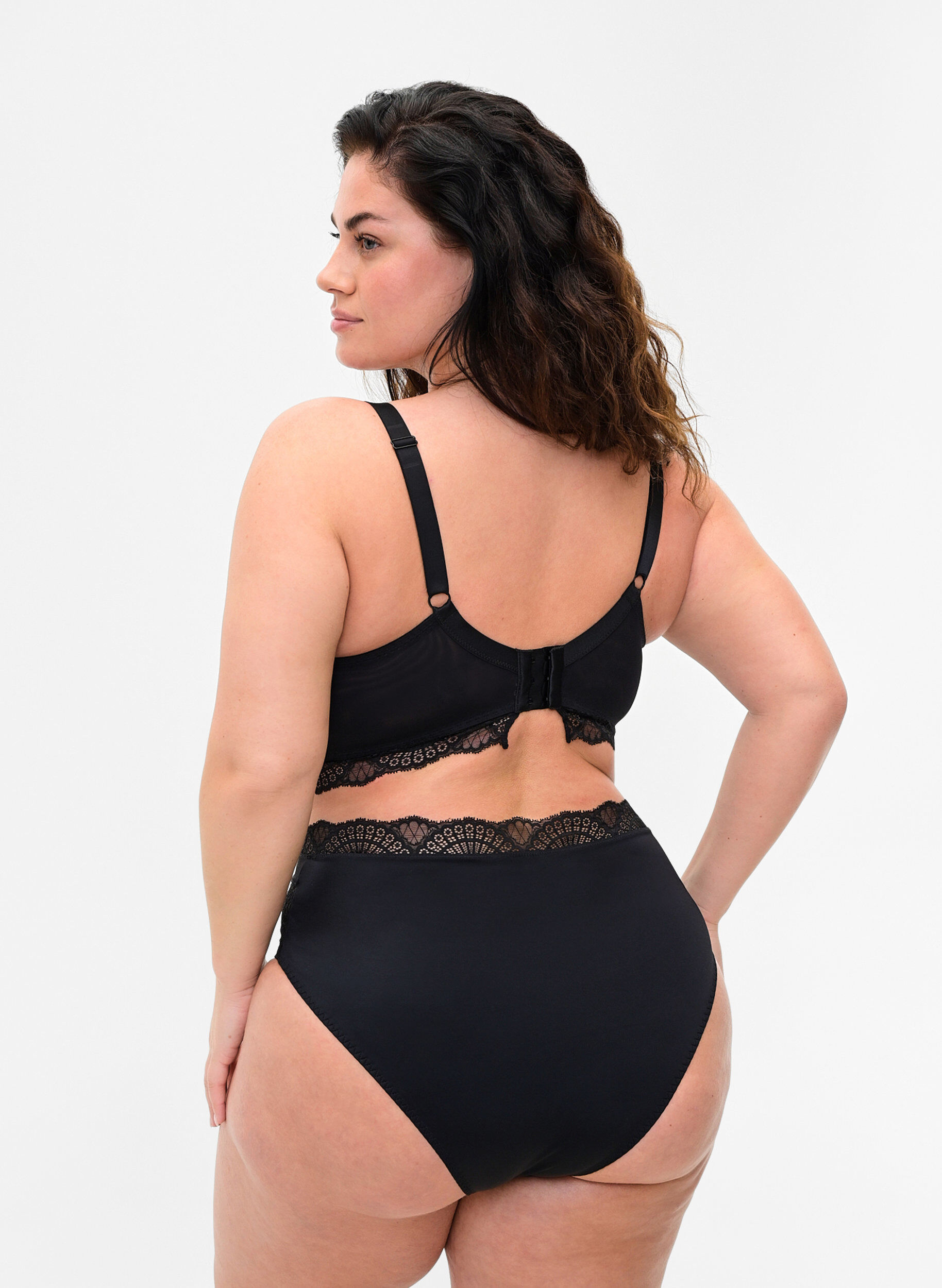 Zizzi Soutien-gorge en dentelle l&eacute;g&egrave;rement rembourr&eacute; avec maille, Black, Model image number 1