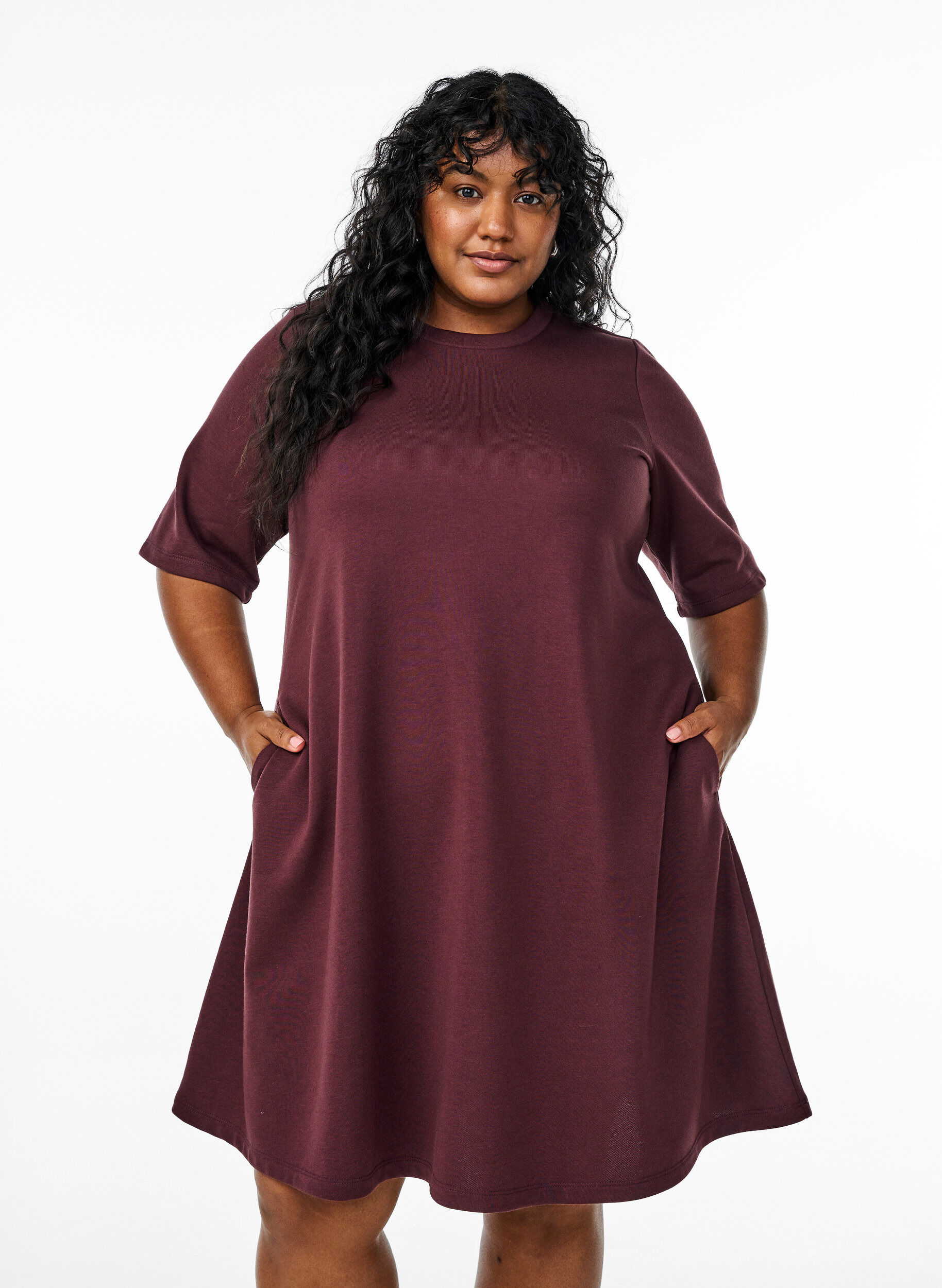 Zizzi Robe en jersey longueur genou avec poches et coupe &eacute;vas&eacute;e, Bordeaux fonc&eacute;, Model image number 1