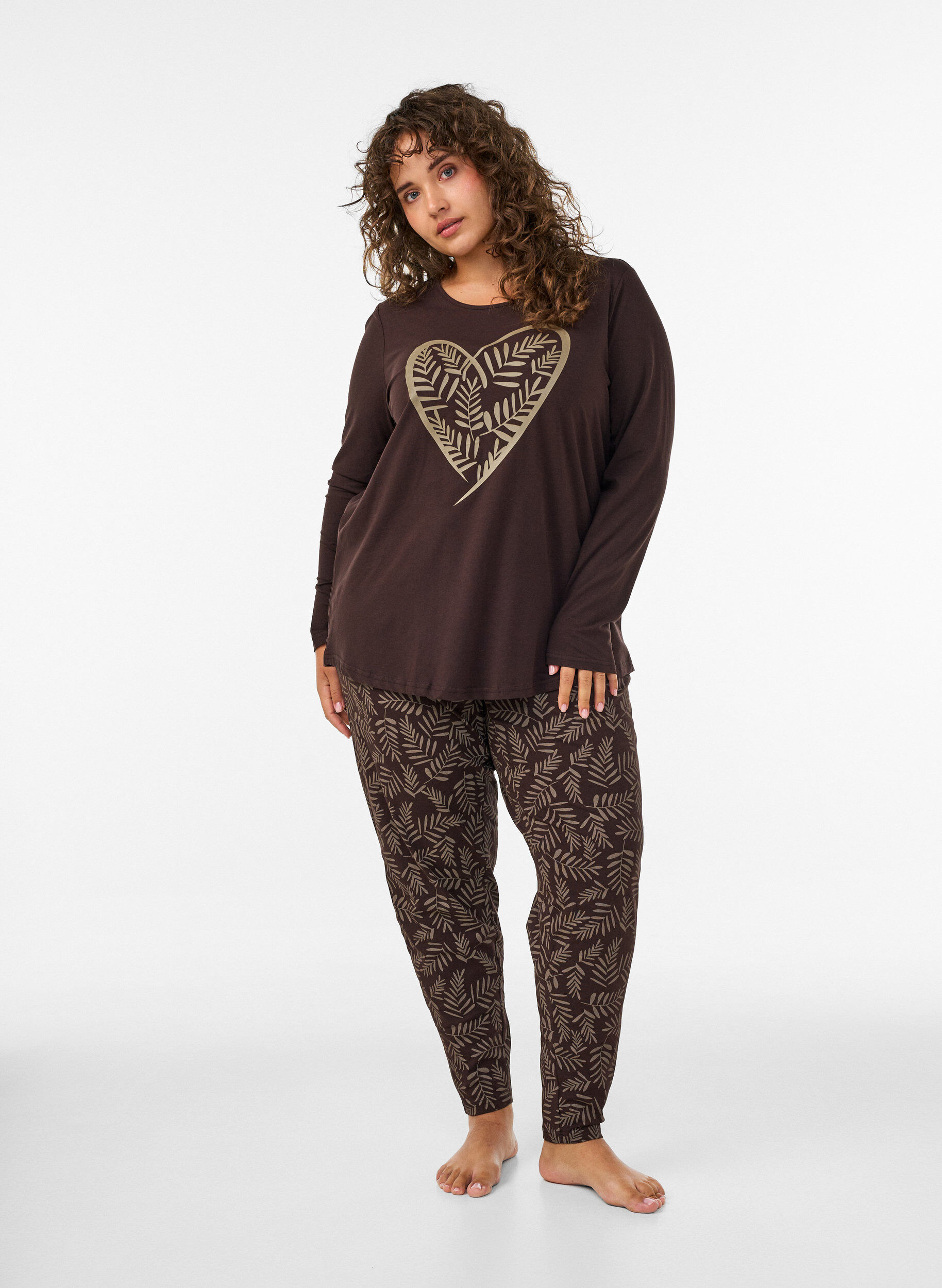 ZizziHaut de pyjama en coton &agrave; imprim&eacute; c&oelig;urs, Marron, Model image number 1