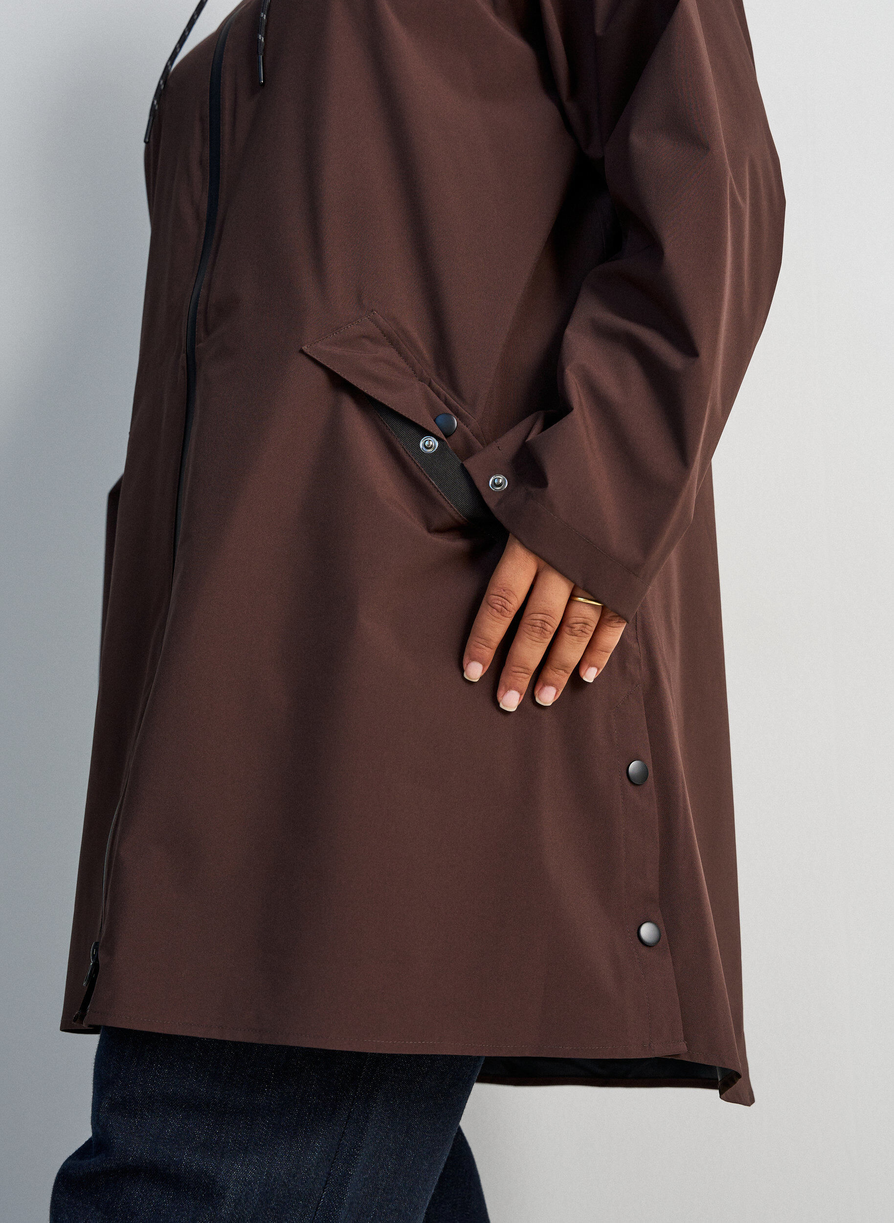 ZizziImperm&eacute;able avec poches et capuche, Marron, Model image number 3