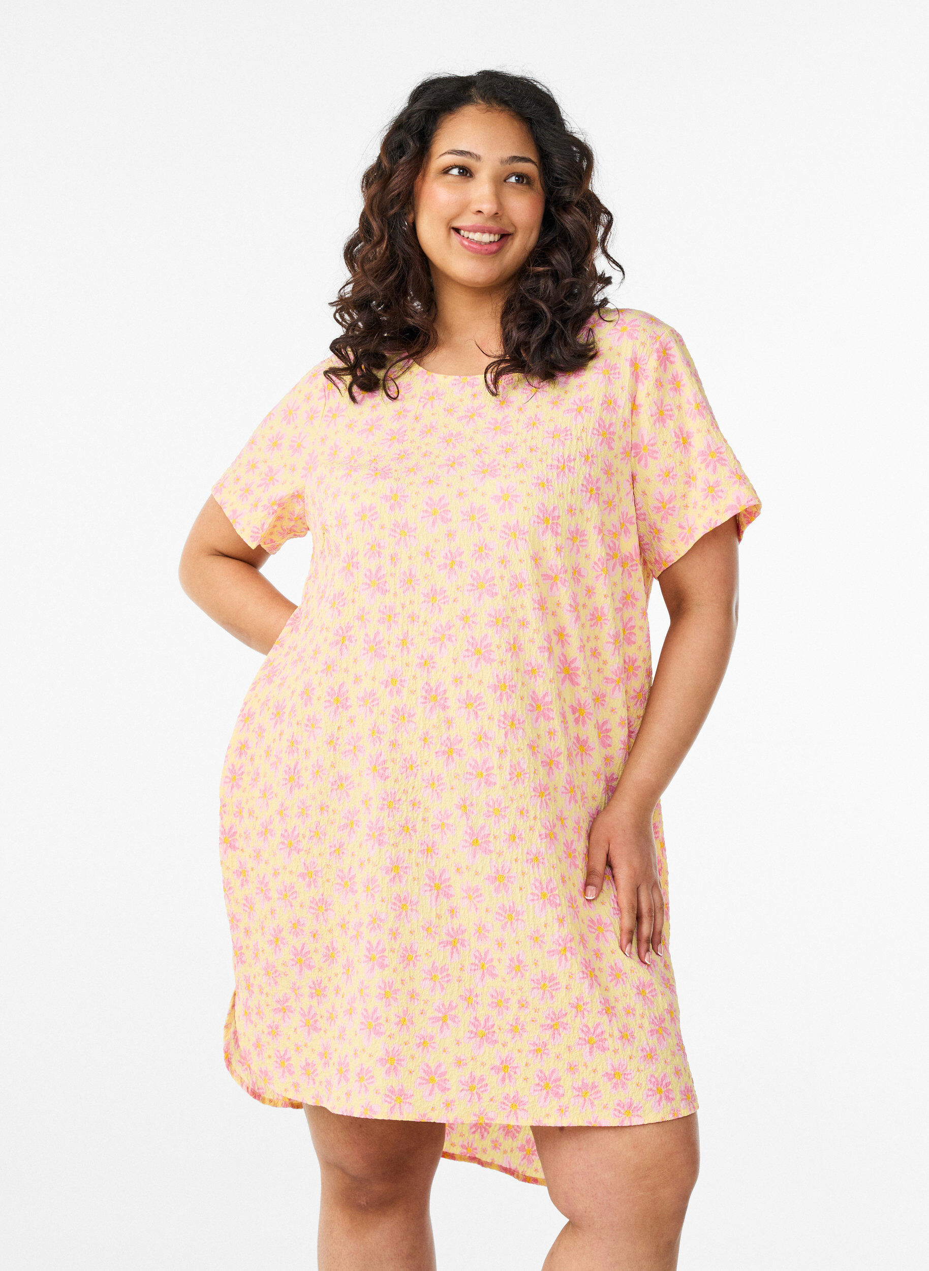 ZizziRobe courte avec texture froiss&eacute;e et manches courtes, Jaune, Model image number 0