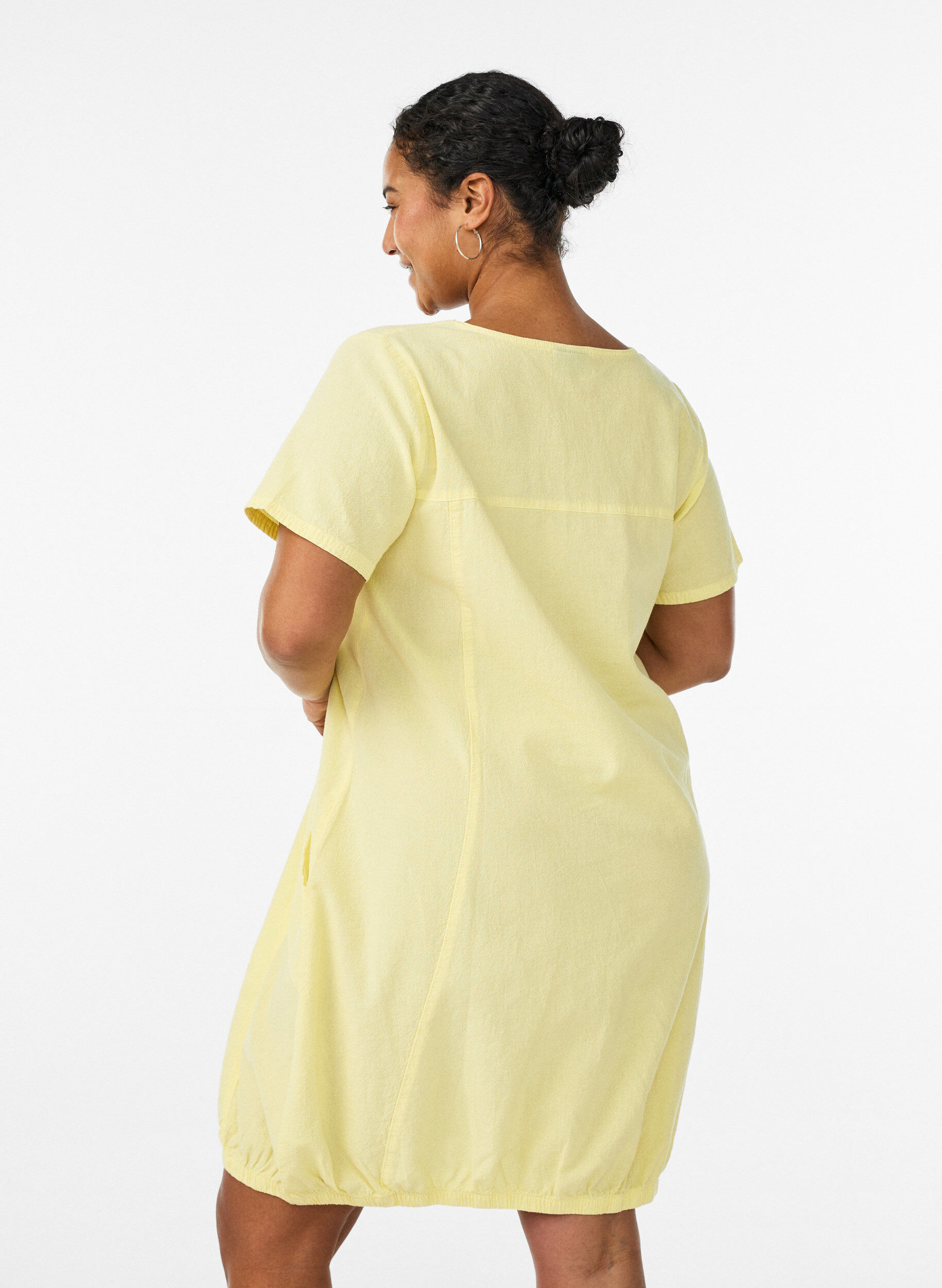 Zizzi Robe en coton &agrave; manches courtes, Jaune clair, Model image number 2