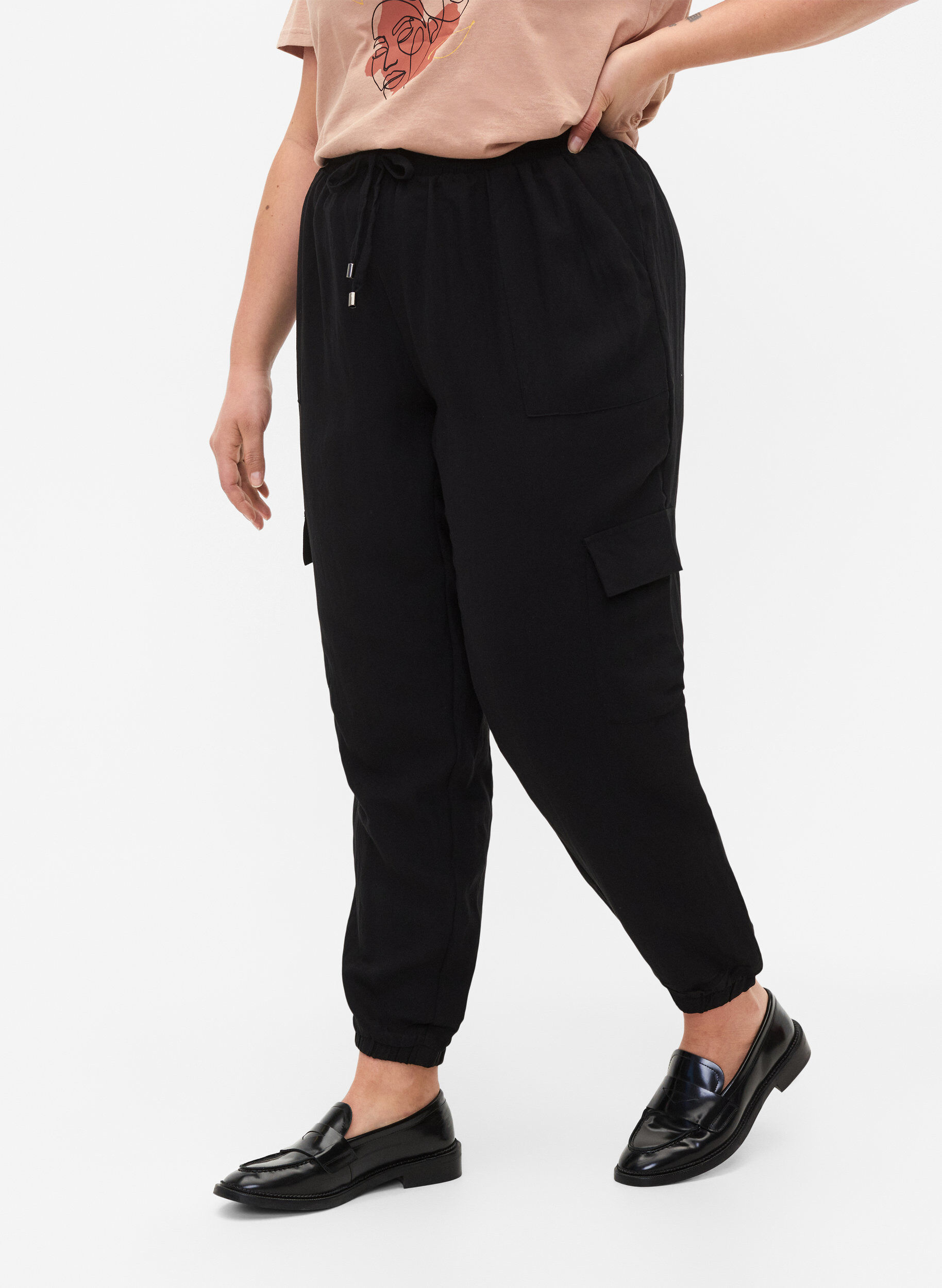 Zizzi Pantalon ample en viscose avec grandes poches, Black, Model image number 2