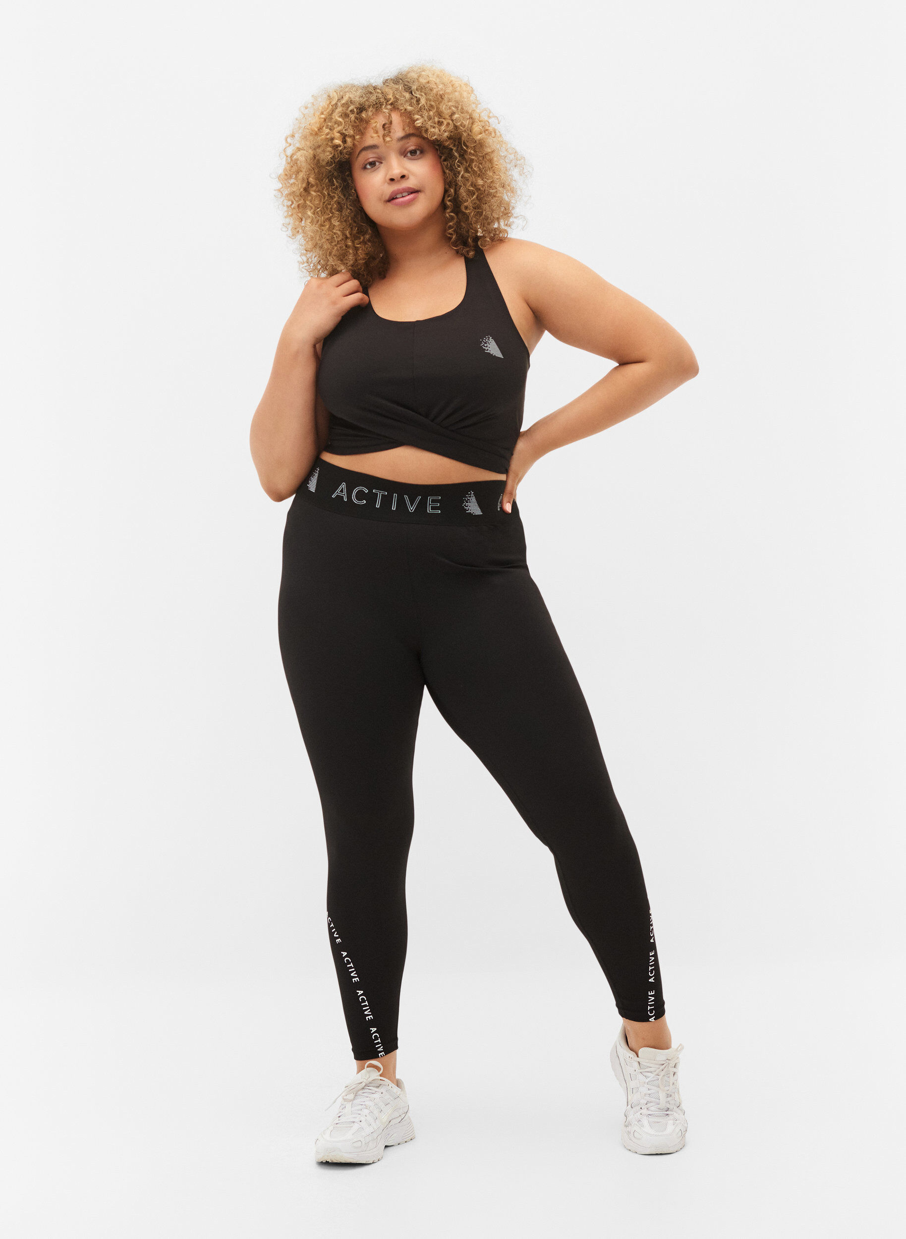 Zizzi Soutien-gorge de sport avec d&eacute;tail crois&eacute;, Black, Model image number 2