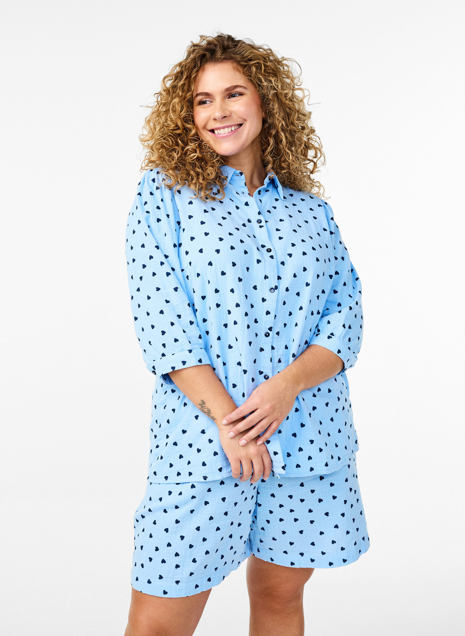 Short en mousseline de coton avec des c&oelig;urs, Bleu Clair, Model