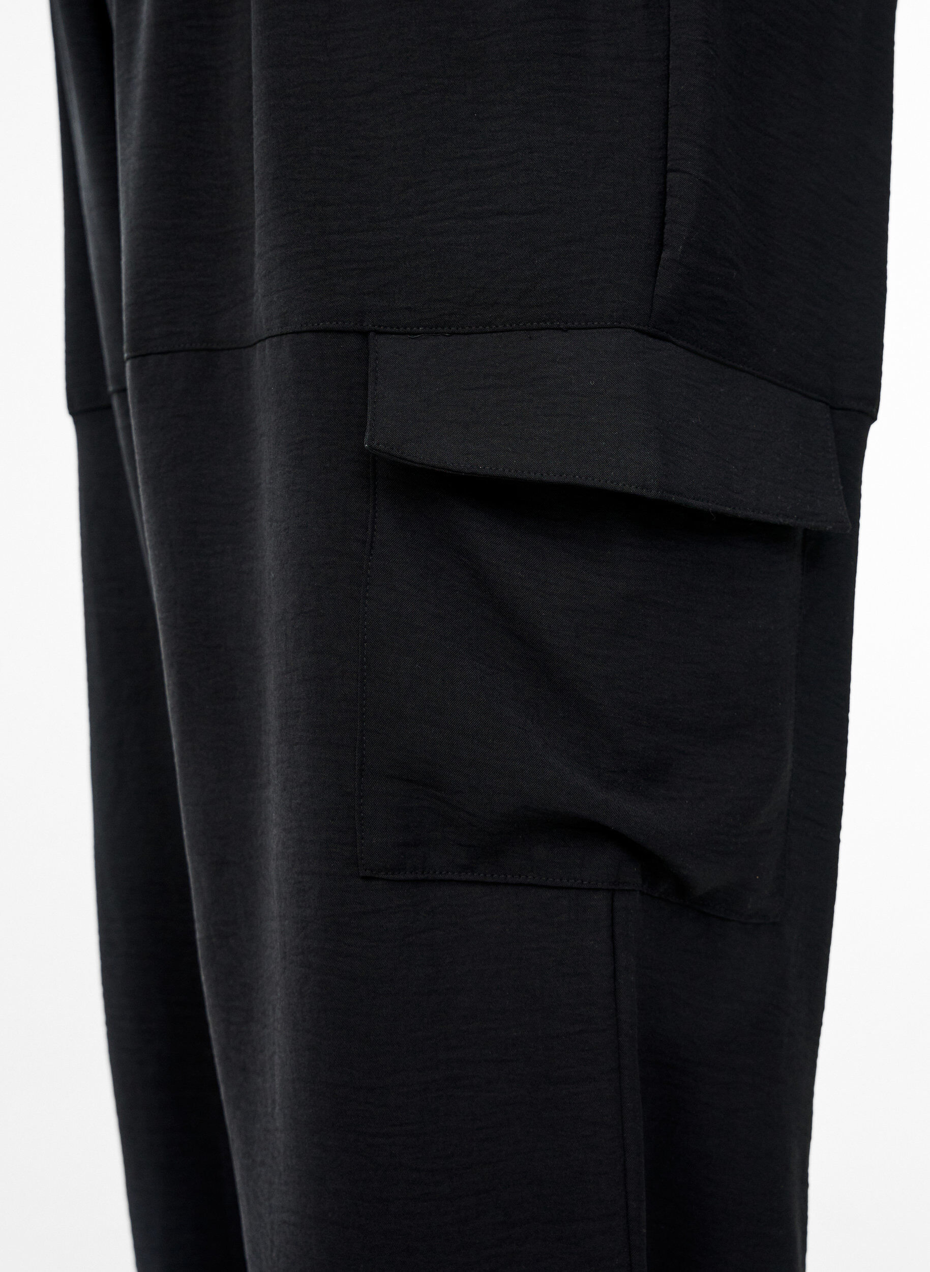 Zizzi Pantalon harem avec poches cargo et taille &eacute;lastiqu&eacute;e, Noir, Model image number 2