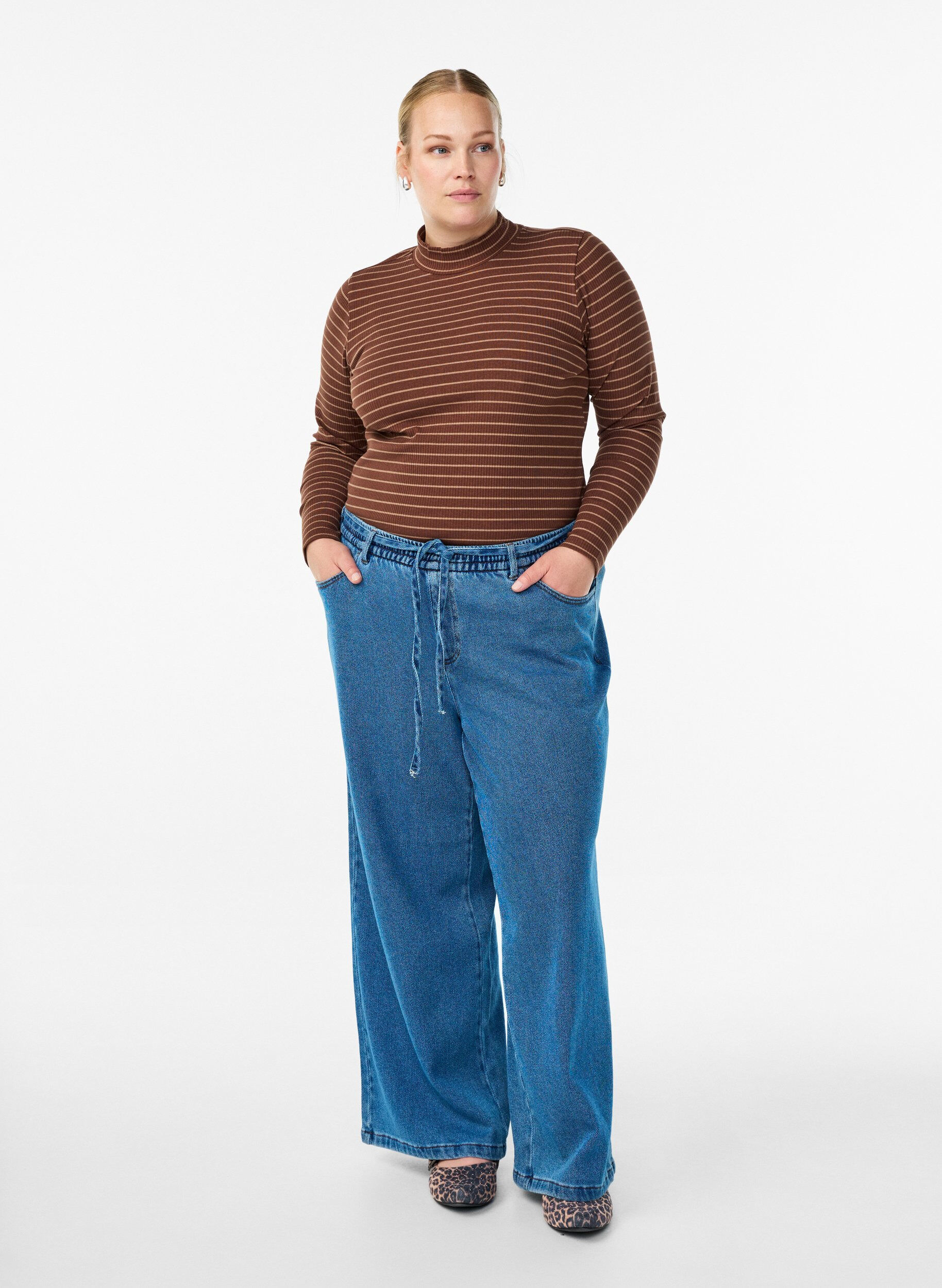 Zizzi Chemisier en jersey c&ocirc;tel&eacute; &agrave; rayures et col montant, Marron, Model image number 1