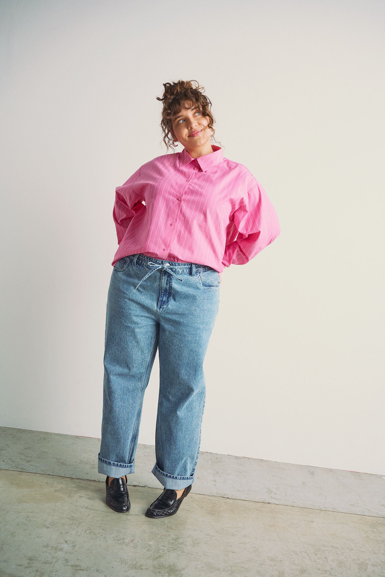 Chemise avec d&eacute;tail nou&eacute; dans le dos, , Model