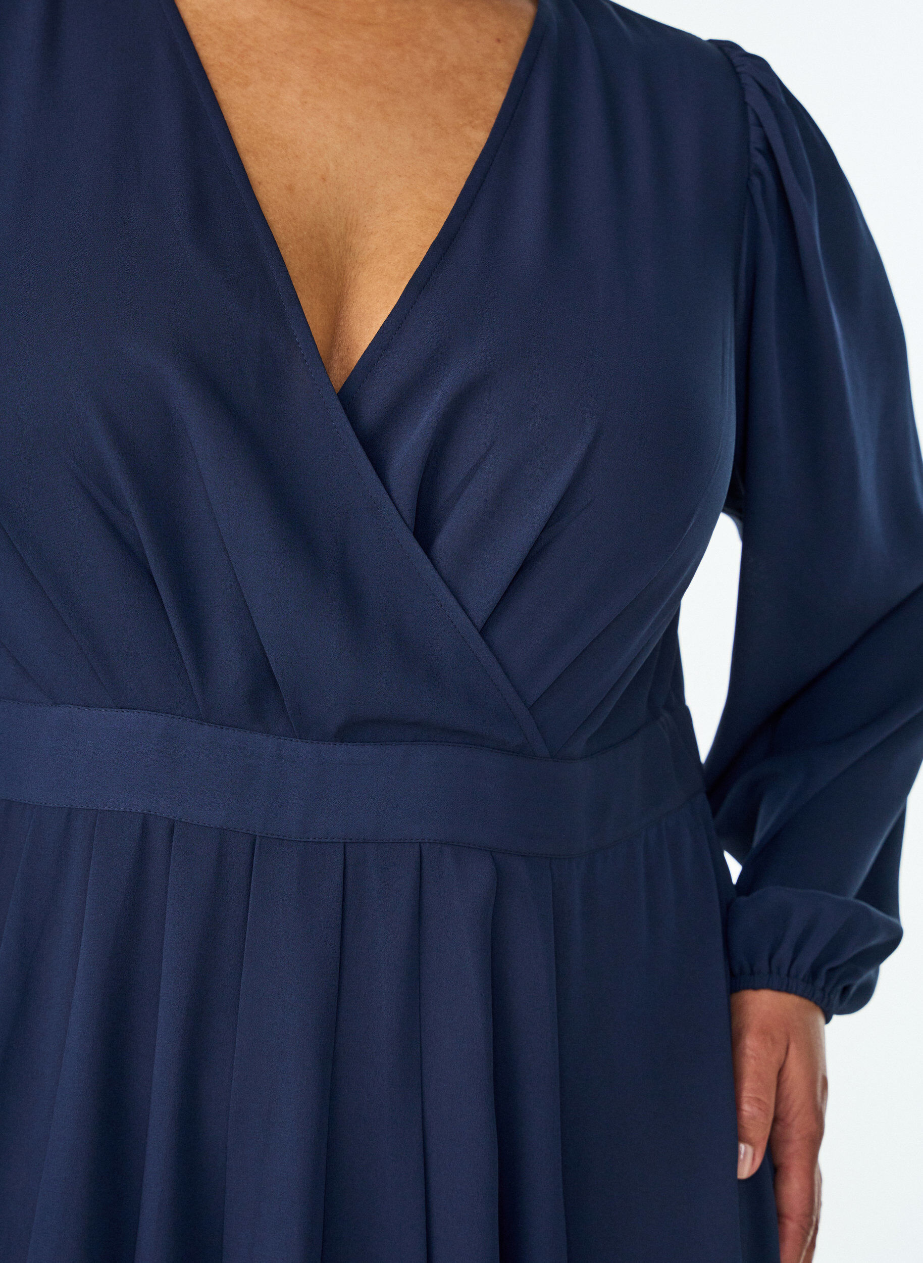 Zizzi Robe maxi avec encolure cache-c&oelig;ur et manches longues, Bleu, Model image number 2