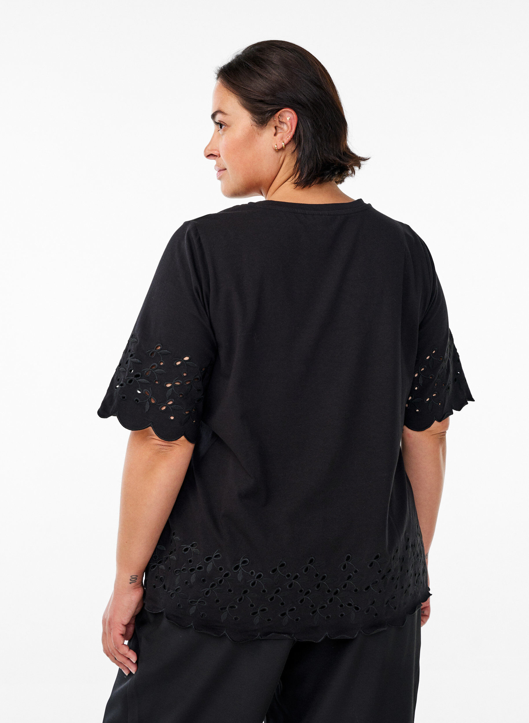 Zizzi T-shirt avec broderie anglaise et bords &eacute;chancr&eacute;s, Noir, Model image number 2